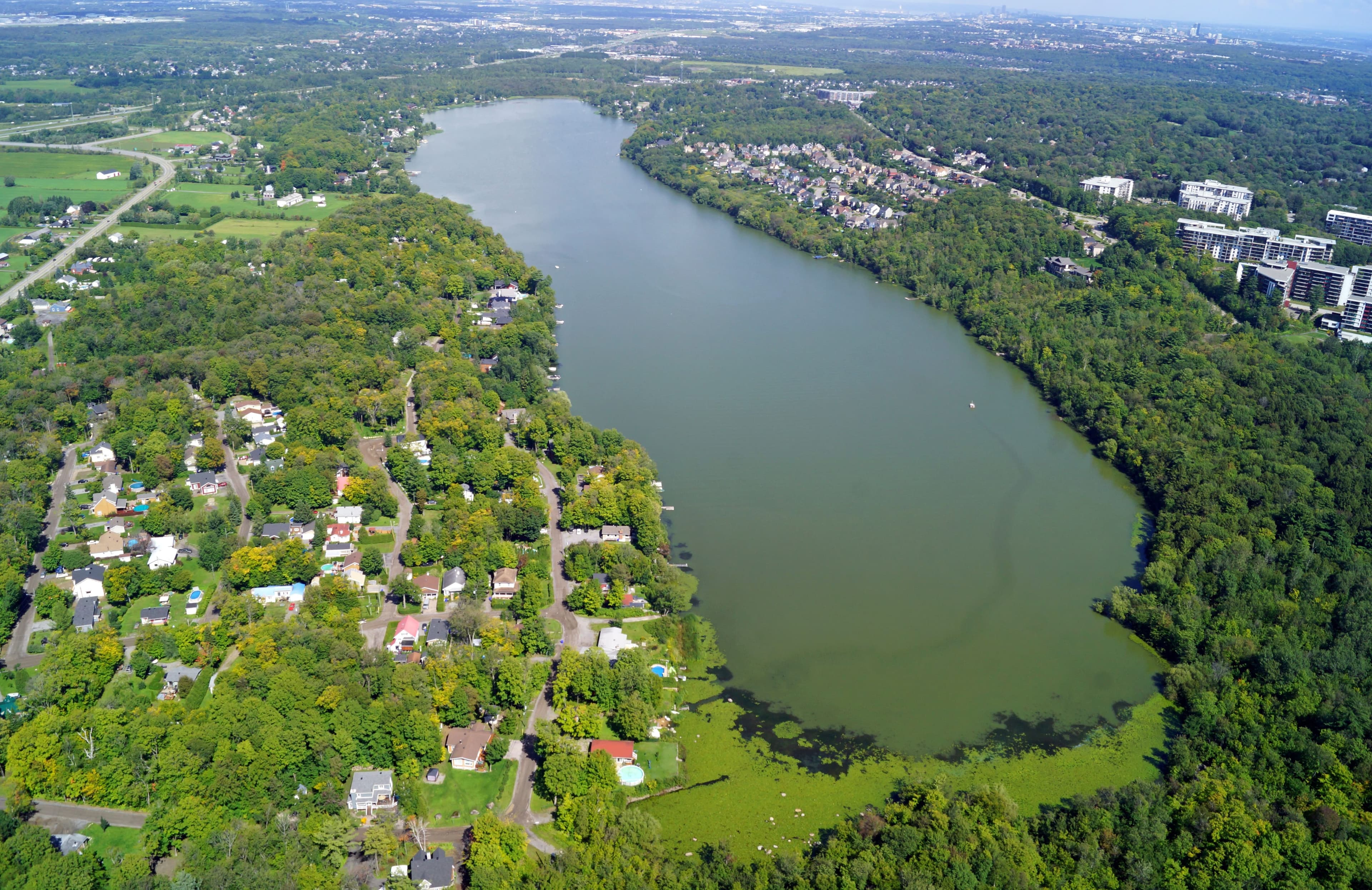 La traînée laissée par un bateau sur le lac Saint-Augustin, près de Québec, montre l’ampleur du problème de cyanobactéries en 2020.