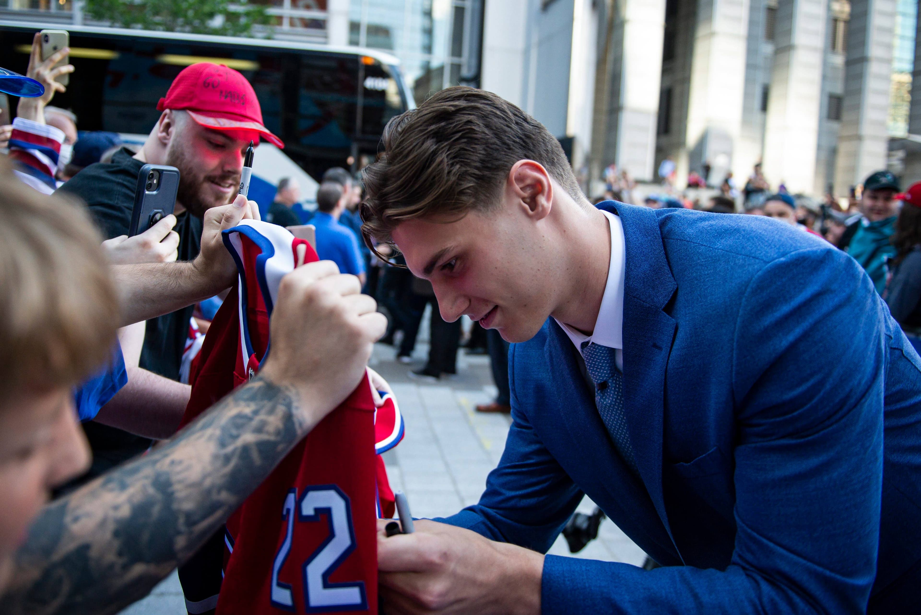 Avant d'être choisi au tout premier rang du repêchage, Slafkovský a signé plusieurs chandails du Canadien sur le tapis rouge.