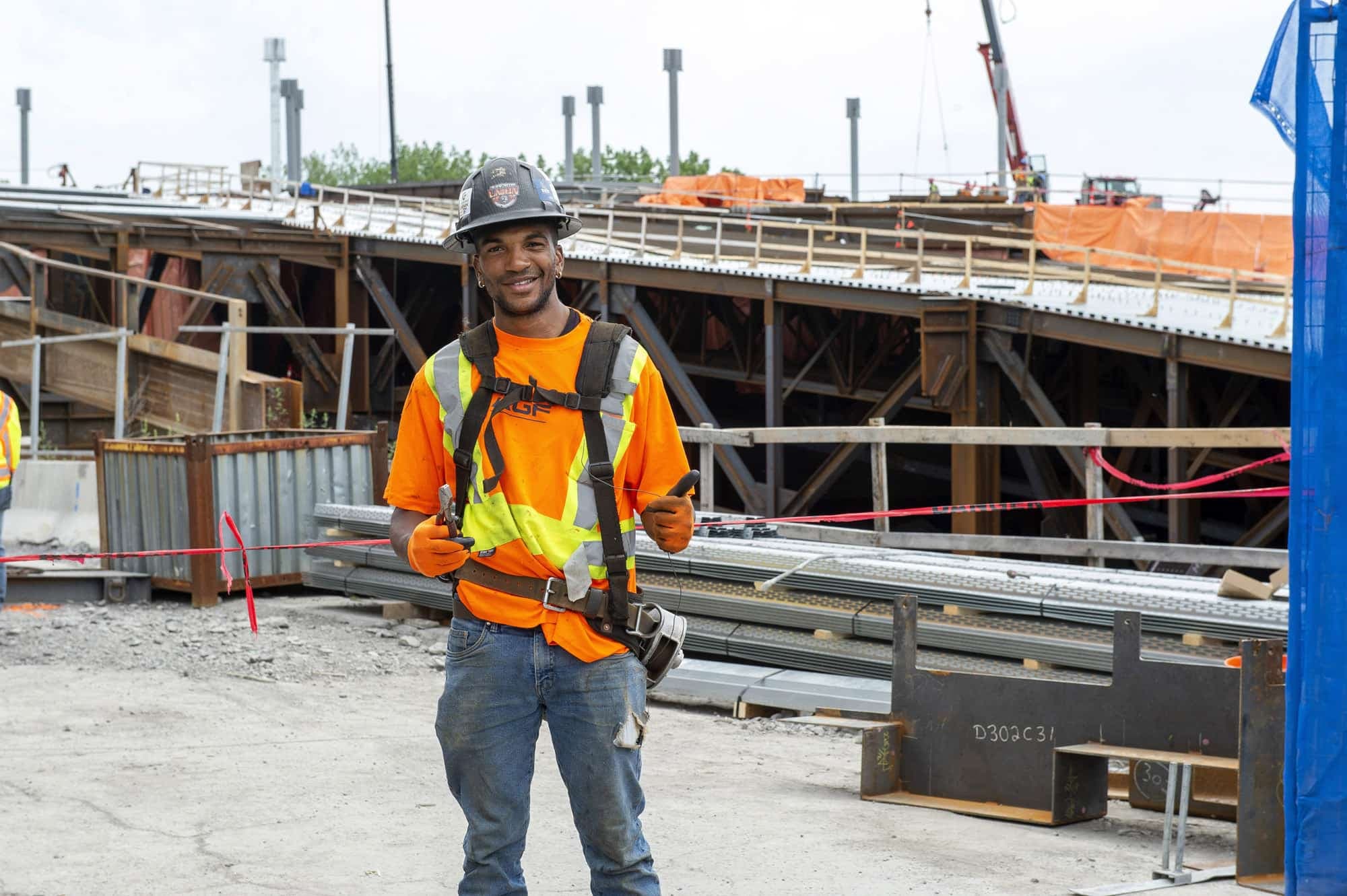 Laurent Aurélien travaille comme poseur d’armature de béton sur un chantier de la Société de transport de Montréal.