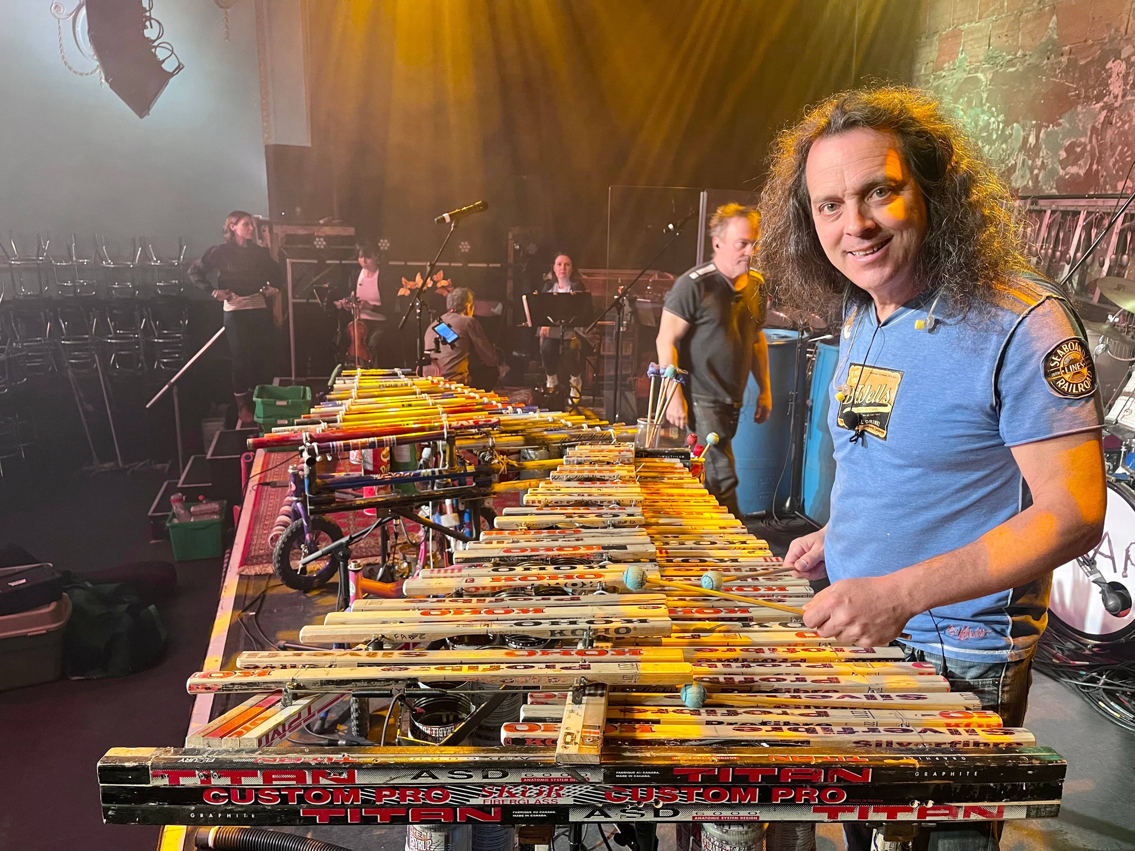 Sylvain Grenier devant son « xylhockey », un ingénieux xylophone artisanal conçu avec des bâtons de hockey.