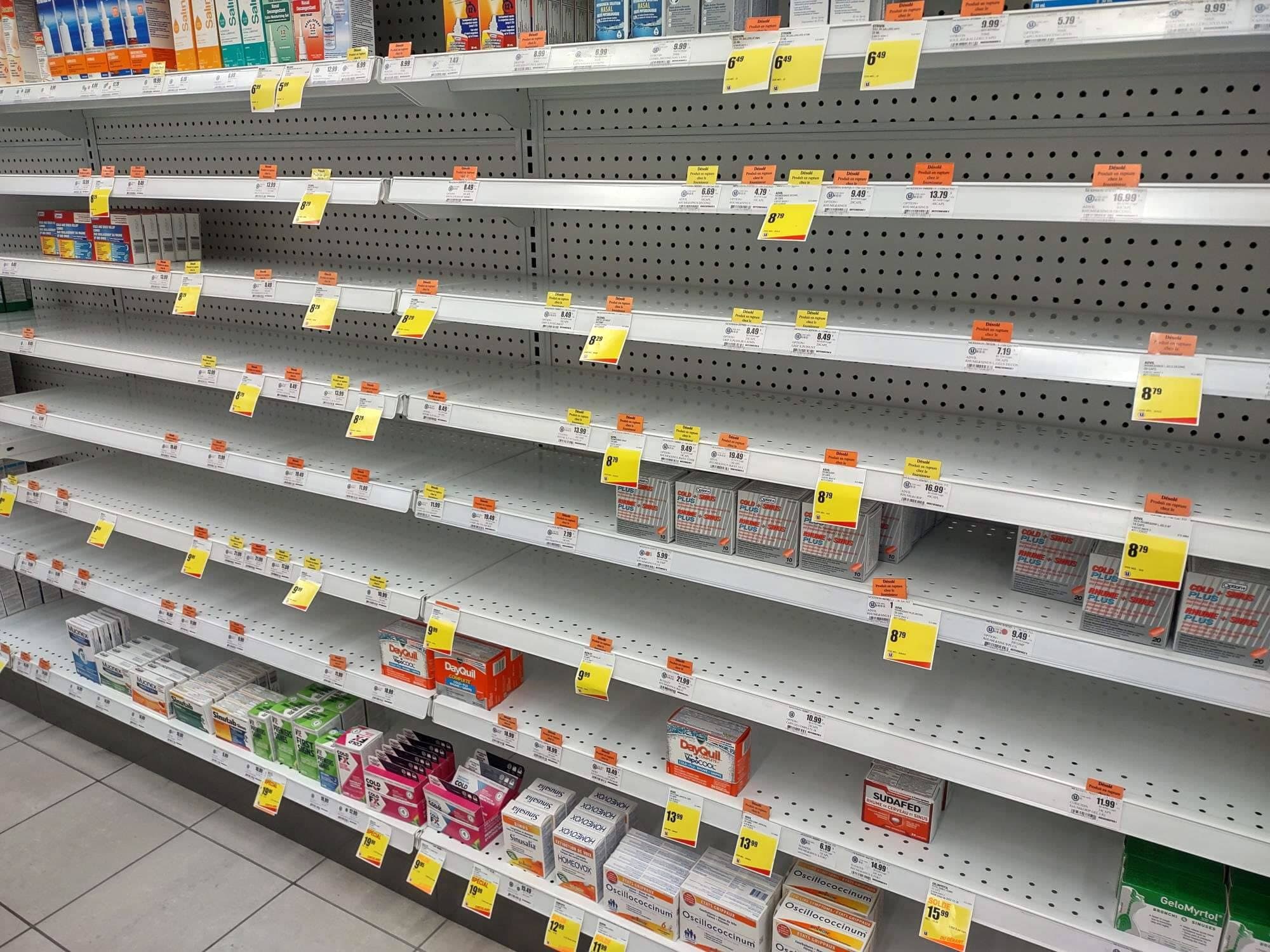 Les tablettes du Uniprix S. Drouin-Gagné, A. Giroux et P. Drouin - Pharmacie affiliée à Saint-Georges sont pratiquement vides. Les médicaments pour le rhume et la grippe chez les adultes partent très rapidement.