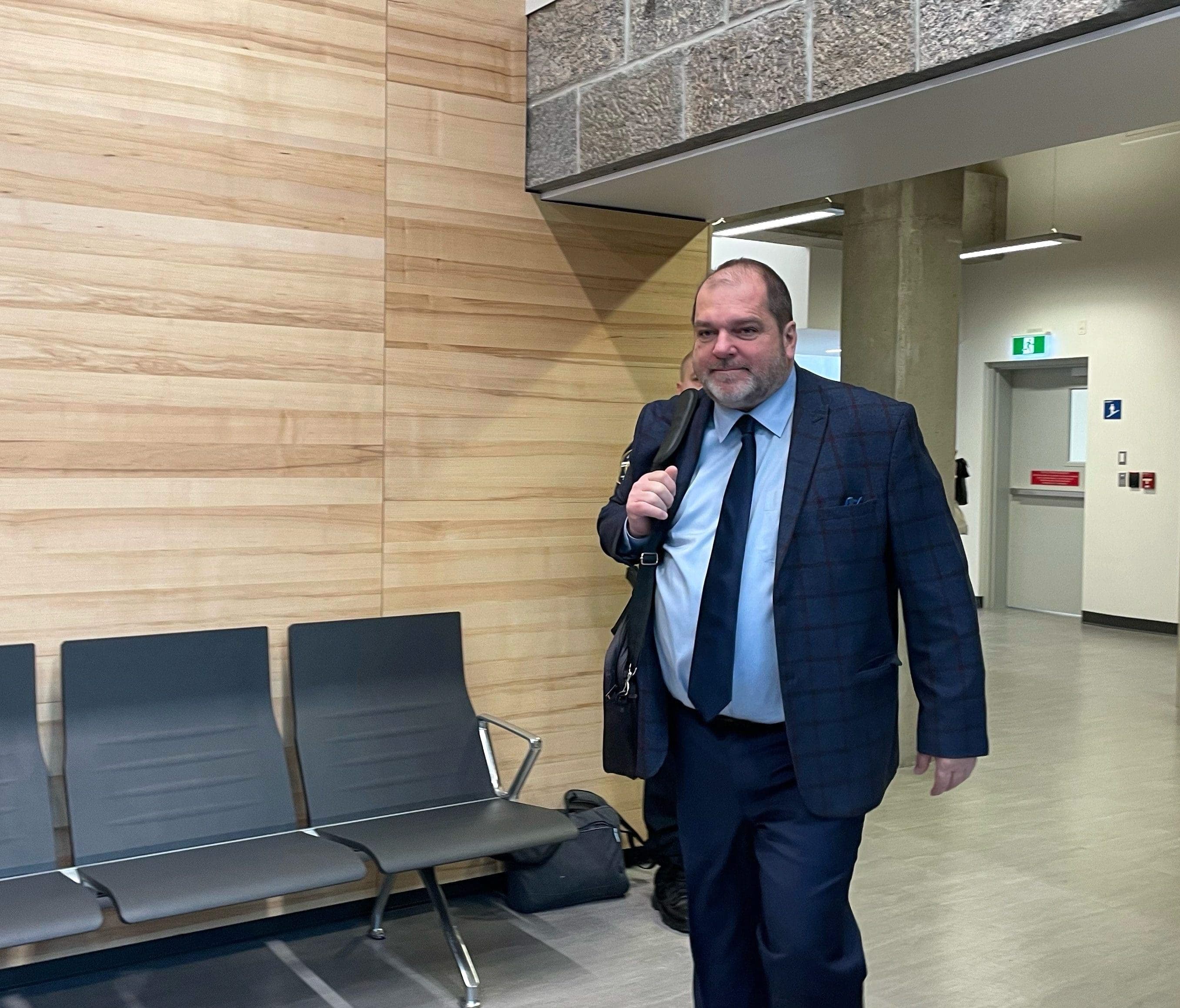 Harold LeBel lors de son procès au Palais de justice de Rimouski le 21 novembre 2022. Reconnu coupable par un jury, il avait été condamné à une peine de 8 mois pour agression sexuelle le 26 janvier dernier.