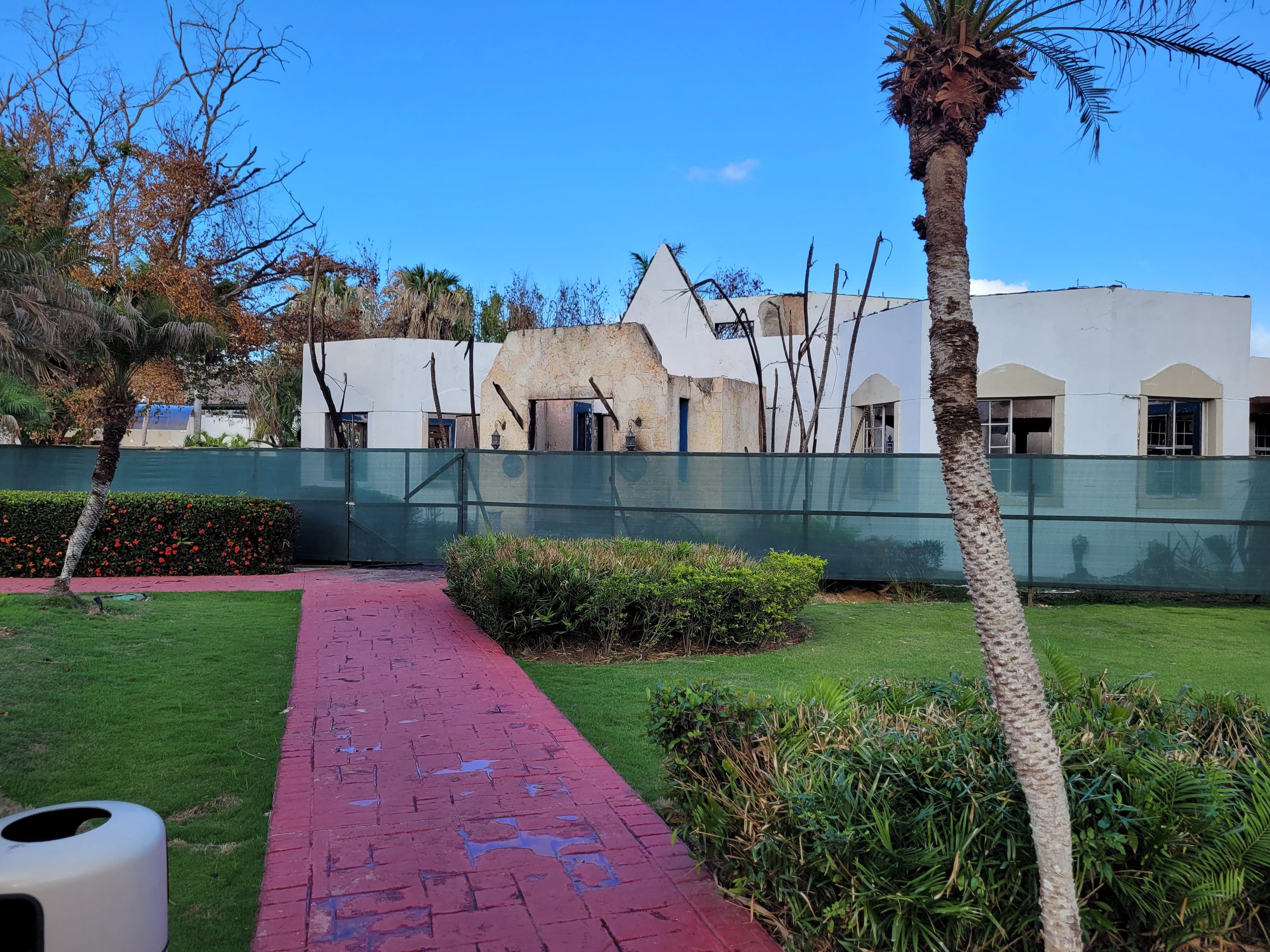 Le toit de cette bâtisse est parti en fumée.