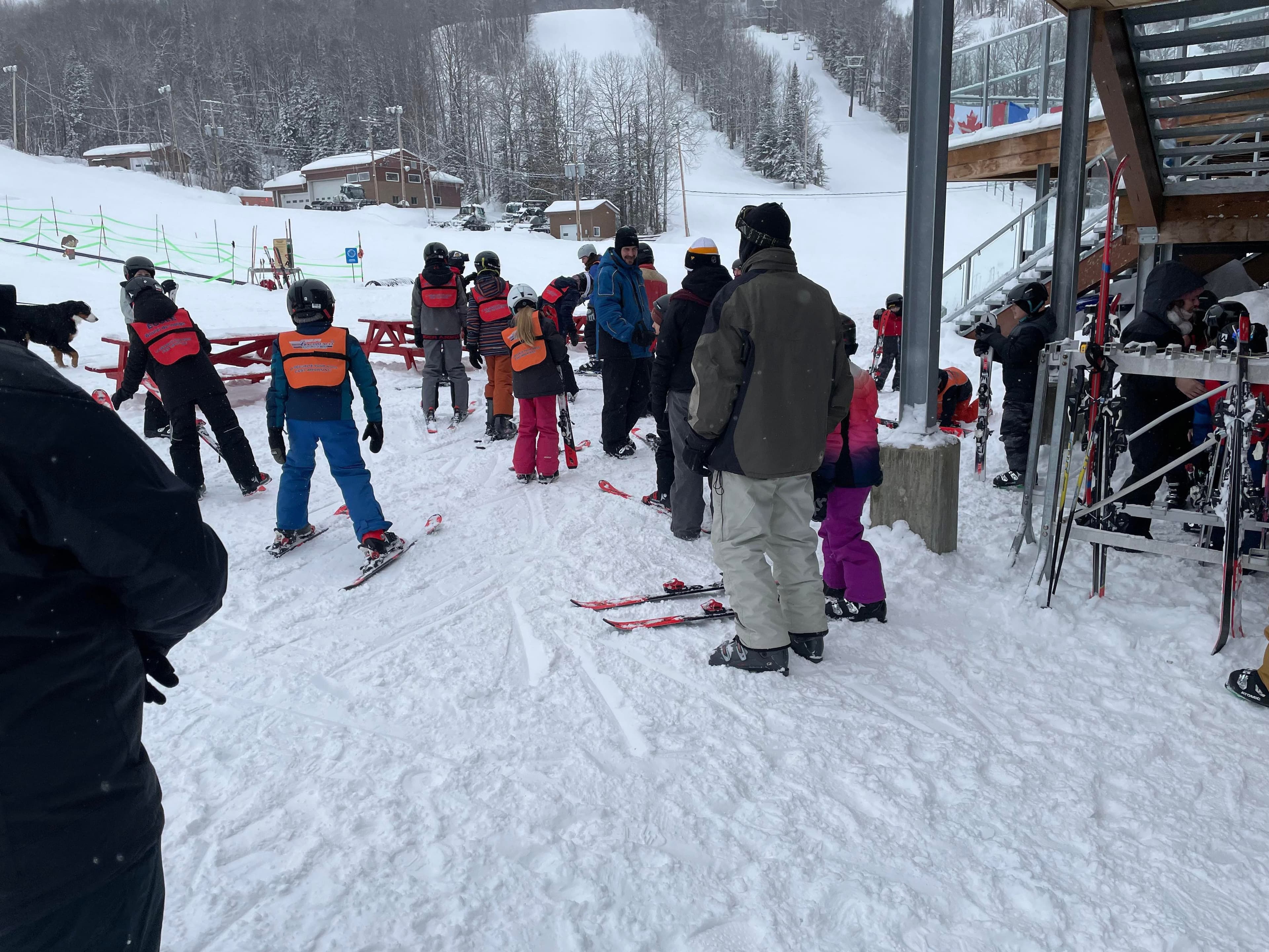 Jouissant d’un congé pédagogique, de nombreux enfants profitaient d’une journée de ski lundi, malgré le drame qui s’est produit 24 h plus tôt.