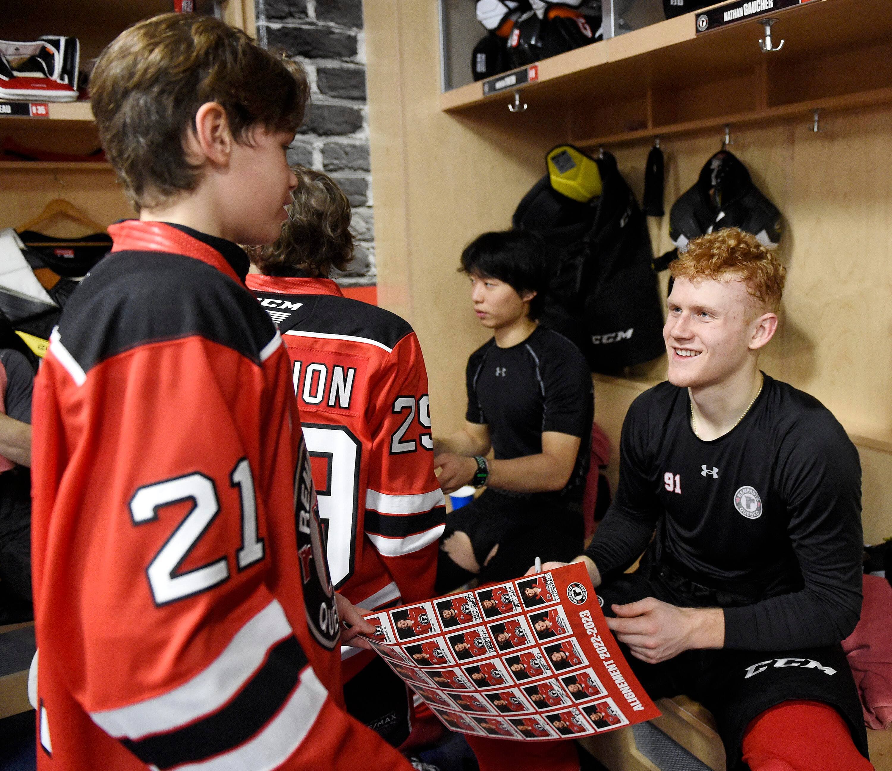 Les petits Remparts ne se sont pas fait prier pour récolter des autographes et effectuer un brin de jasette avec les « vrais » Diables rouges.