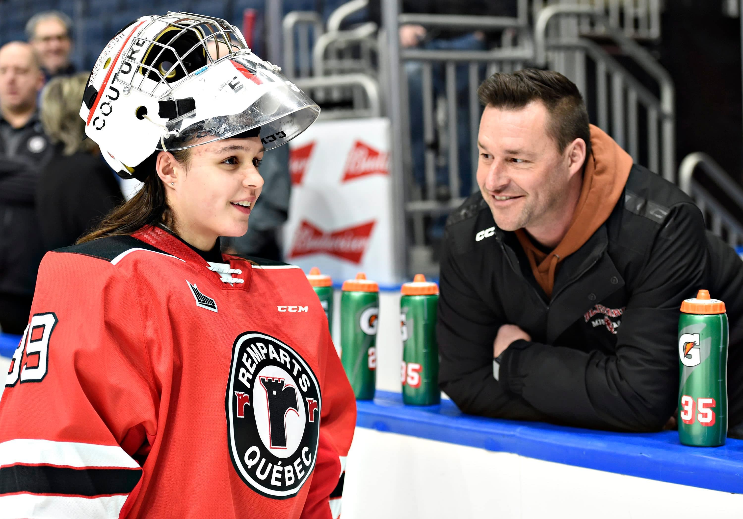 Émy Couture discute avec son père Patrick durant l’entraînement que les petits Remparts ont tenu avec les «grands» Remparts, mardi au Centre Vidéotron de Québec.