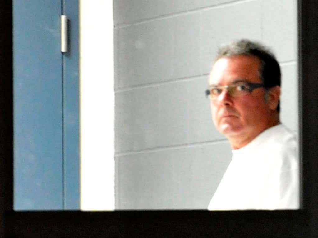 Ex-associé de Vito Rizzuto et personnage clé du crime organisé, Raynald Desjardins, à sa sortie du quartier général de la police de Laval, le vendredi 16 septembre 2011, vers 23 h. Desjardins avait échappé plus tôt dans la journée à un attentat.