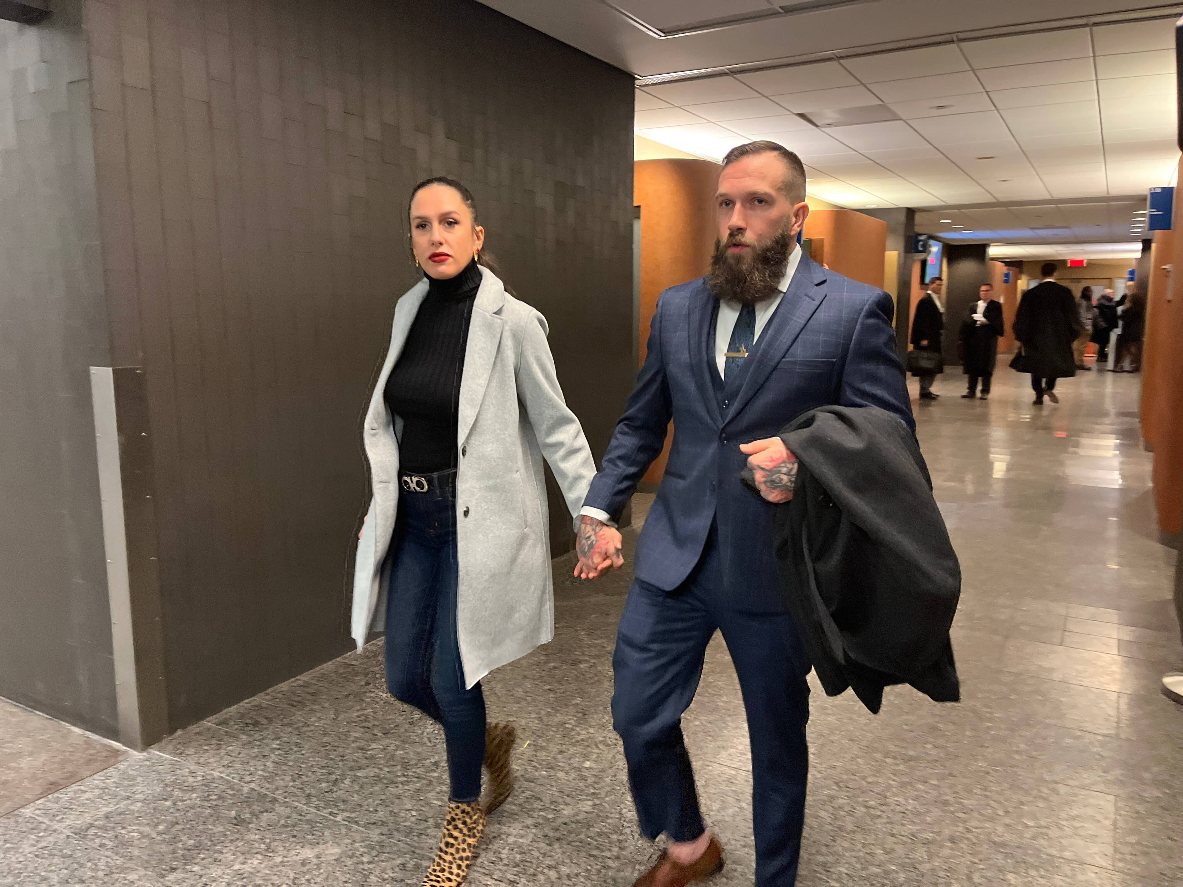 Raphaël Lévesque, accompagné de sa conjointe, ce vendredi au palais de justice de Montréal.