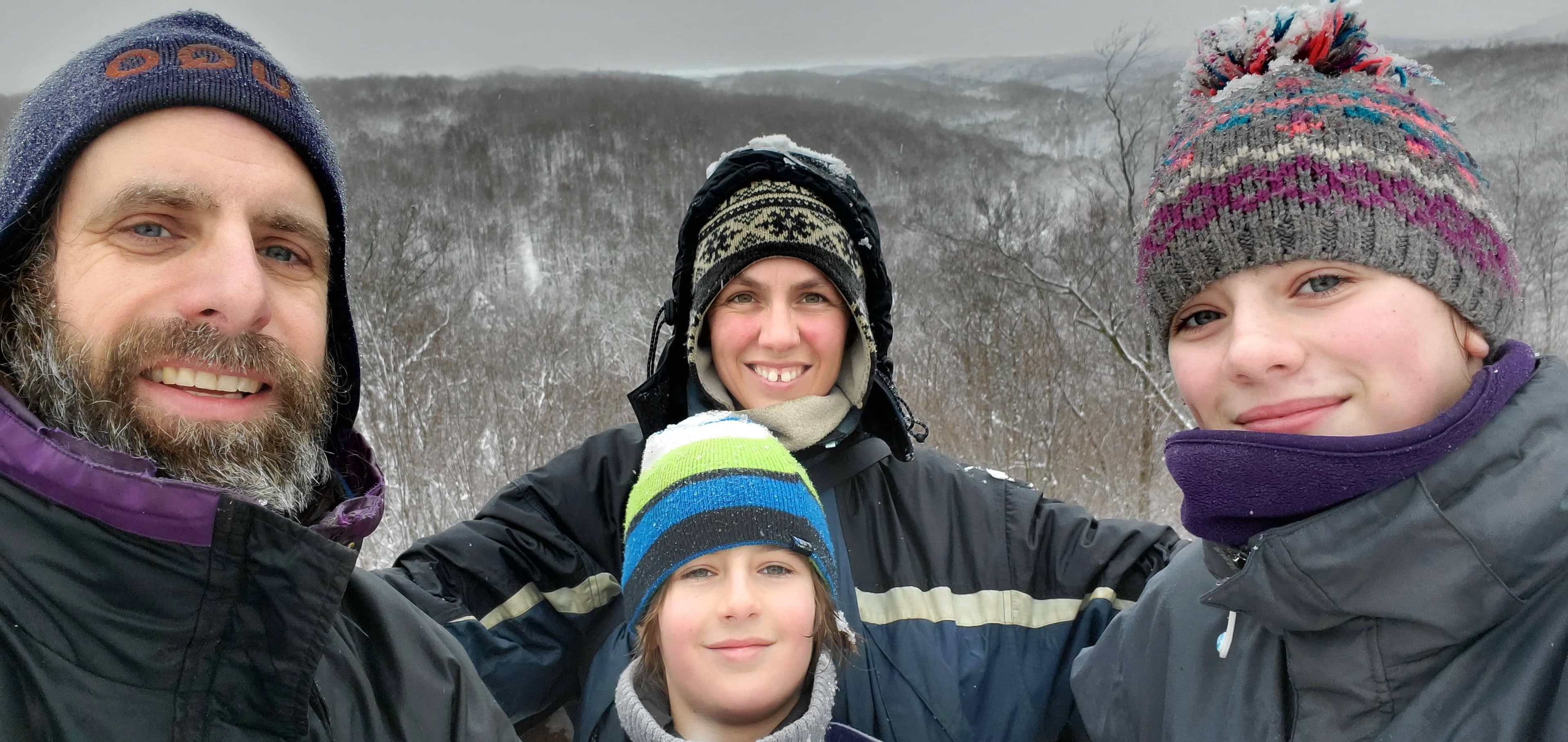 Sébastien Béland, Antoine Béland (avant centre), Marie-Élaine Rouleau (arrière centre) et Simonne Béland en train de faire de la raquette gratuitement au Parc des Montagnes Noires de Ripon lors de la relâche 2022.