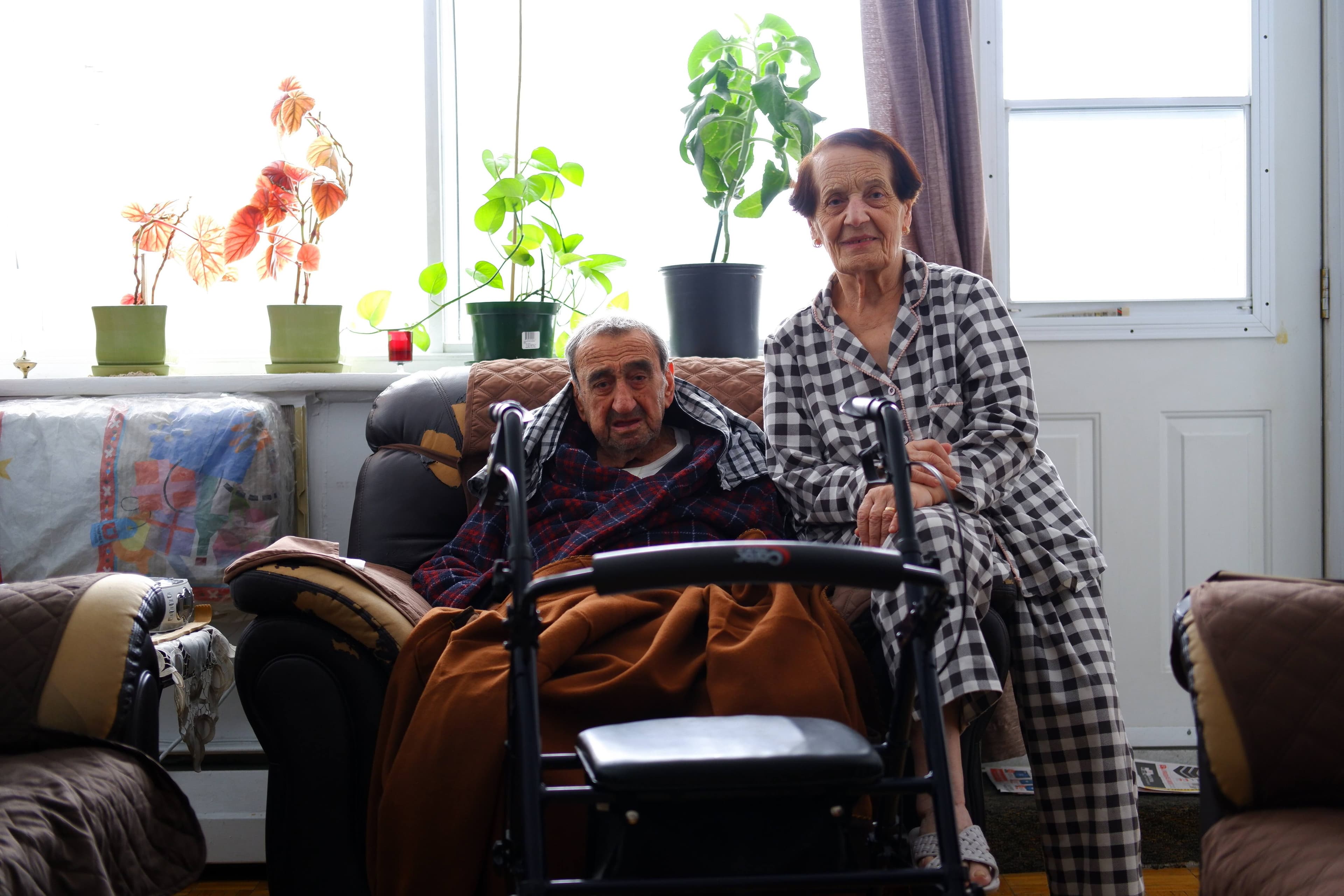 Nazir Jourji, 92 ans, et sa femme Marin Moalem Jourji, 87 ans, font parti des 15 familles de locataires qui se battent pour rester dans leur logement alors que leur nouveau propriétaire tente de les évincer en coupant leur chauffage, malgré les températures polaires.