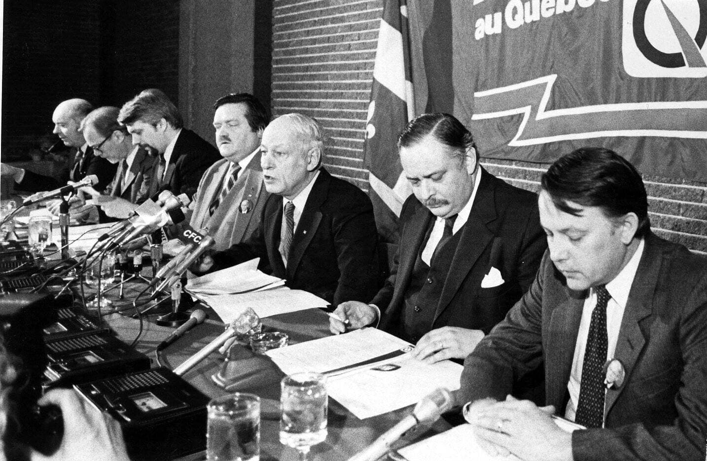 Plusieurs des ministres de René Lévesque en conférence 
de presse lors du premier mandat du Parti Québécois, à la 
fin des années 1970. De gauche à droite : Claude Morin, 
Jacques-Yvan Morin, Pierre-Marc Johnson, Jean Garon, 
René Lévesque, Jacques Parizeau et Bernard Landry.