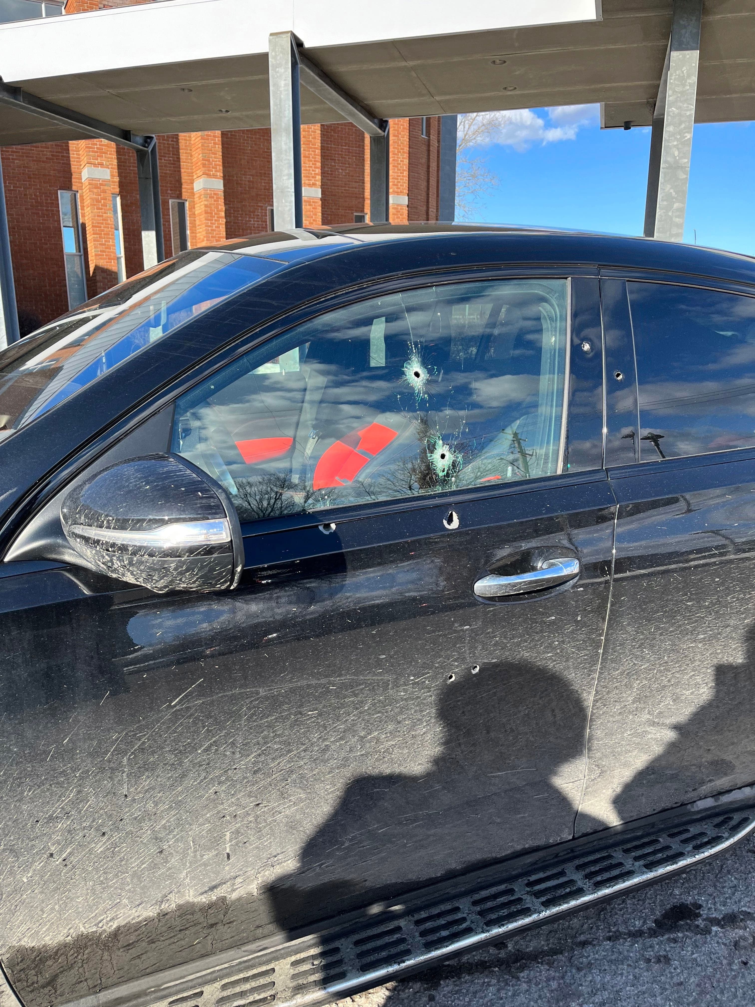 Sur la photo, on aperçoit les impacts de projectiles sur le véhicule de Leonardo Rizzuto