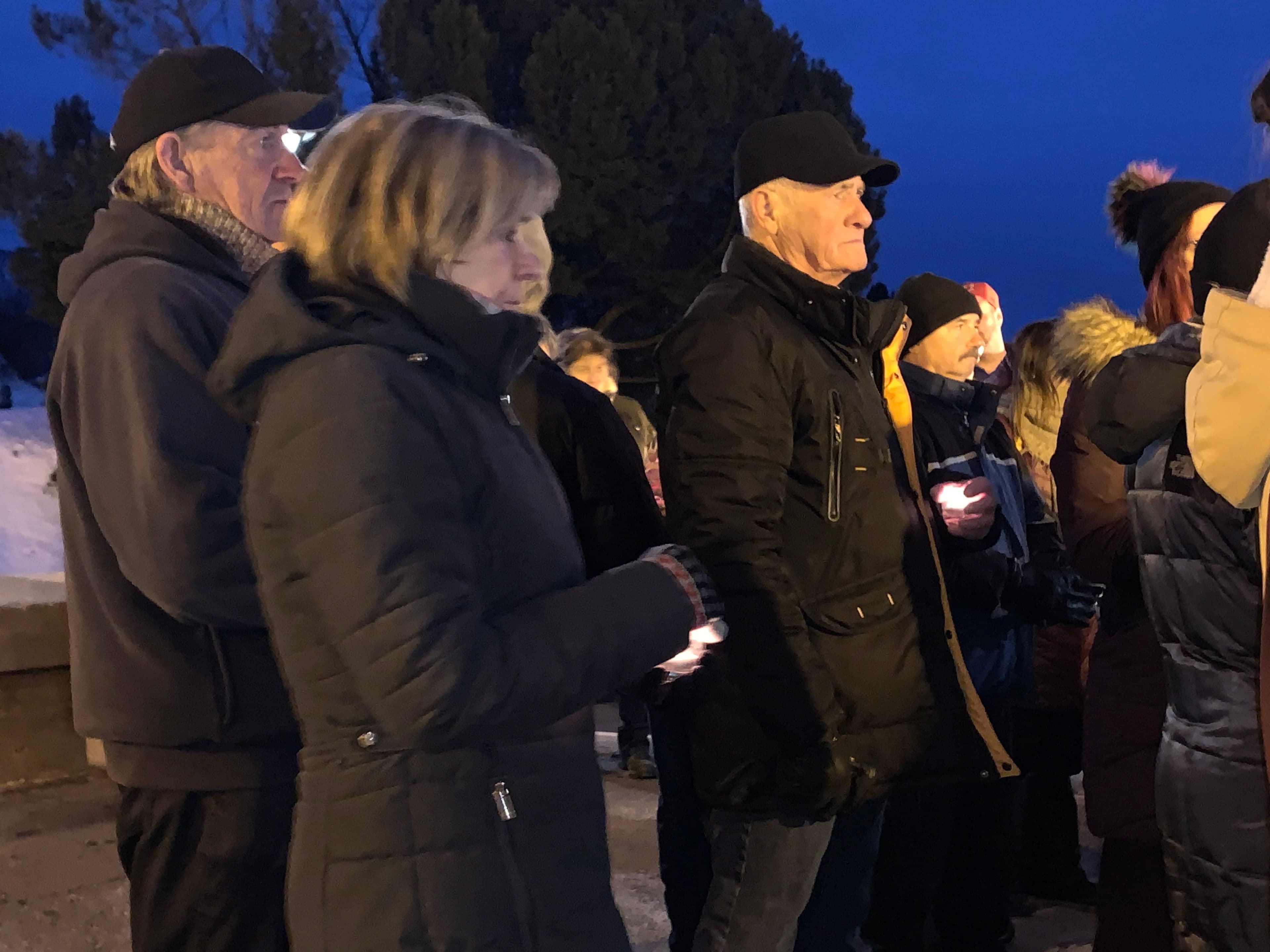 Des centaines de personnes, chandelle à la main, ont observé une minute de silence à Amqui à la mémoire des victimes de la tragédie qui a bouleversé Amqui sur le parvis de l’église de la petite municipalité, jeudi soir 16 mars 2023. Photo Vincent Desbiens