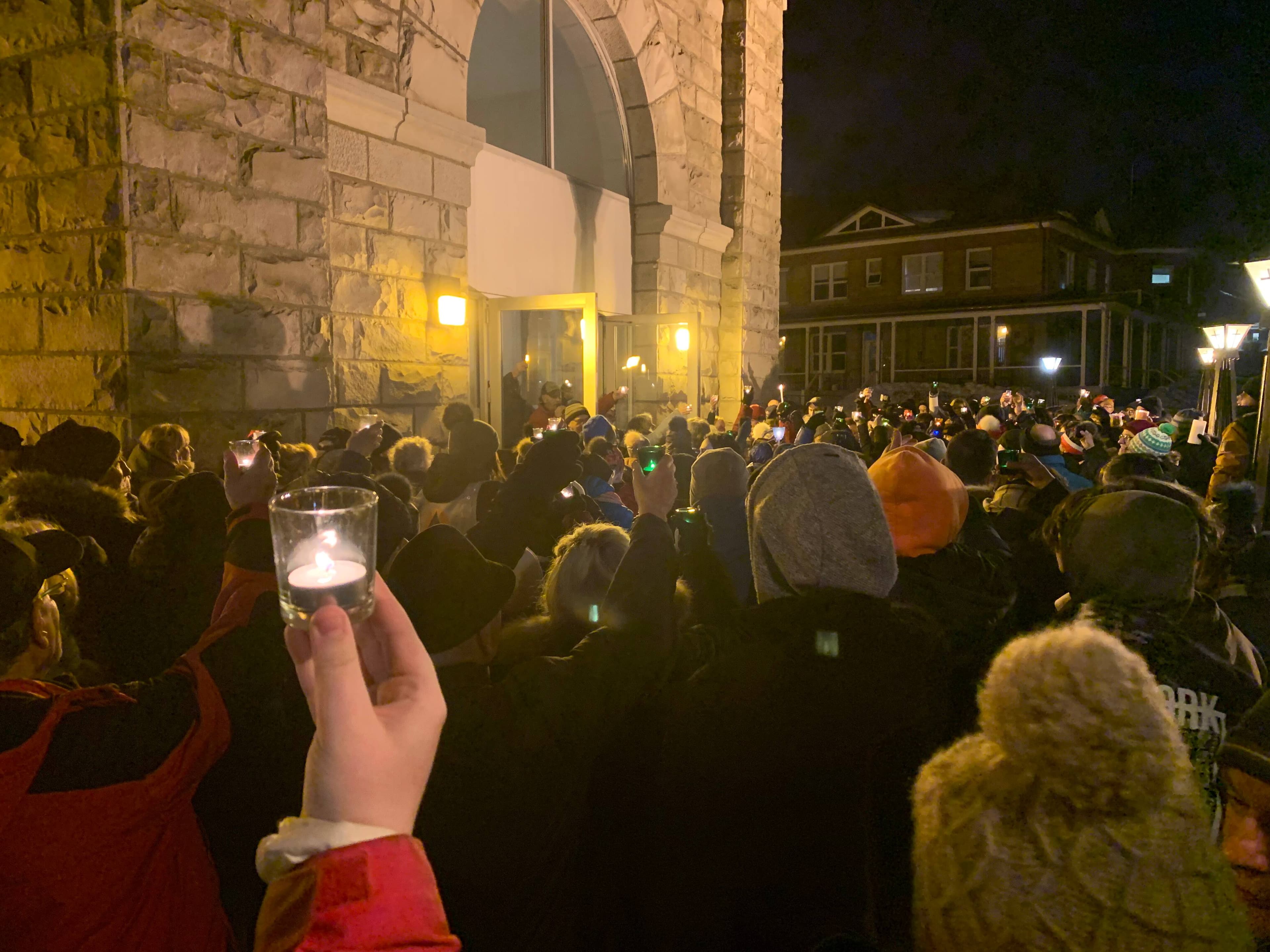 Des centaines de personnes, chandelle à la main, ont observé une minute de silence à Amqui à la mémoire des victimes de la tragédie qui a bouleversé Amqui sur le parvis de l’église de la petite municipalité, jeudi soir 16 mars 2023.Photo Vincent Desbiens