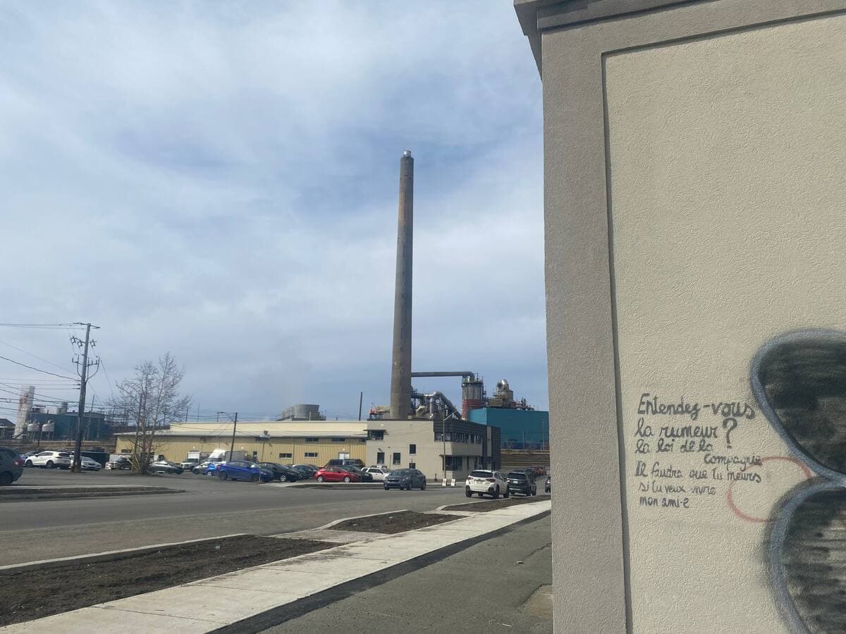 Ce bâtiment qui héberge cinq organismes communautaires de Rouyn-Noranda était aussi occupé de manière temporaire par la Fonderie Horne qui y avait son Bureau de relations avec la communauté, inauguré hors de la zone tampon à peine une semaine après son annonce. Le 25 avril 2023. Photos : Émilie Parent-Bouchard / Agence QMI.