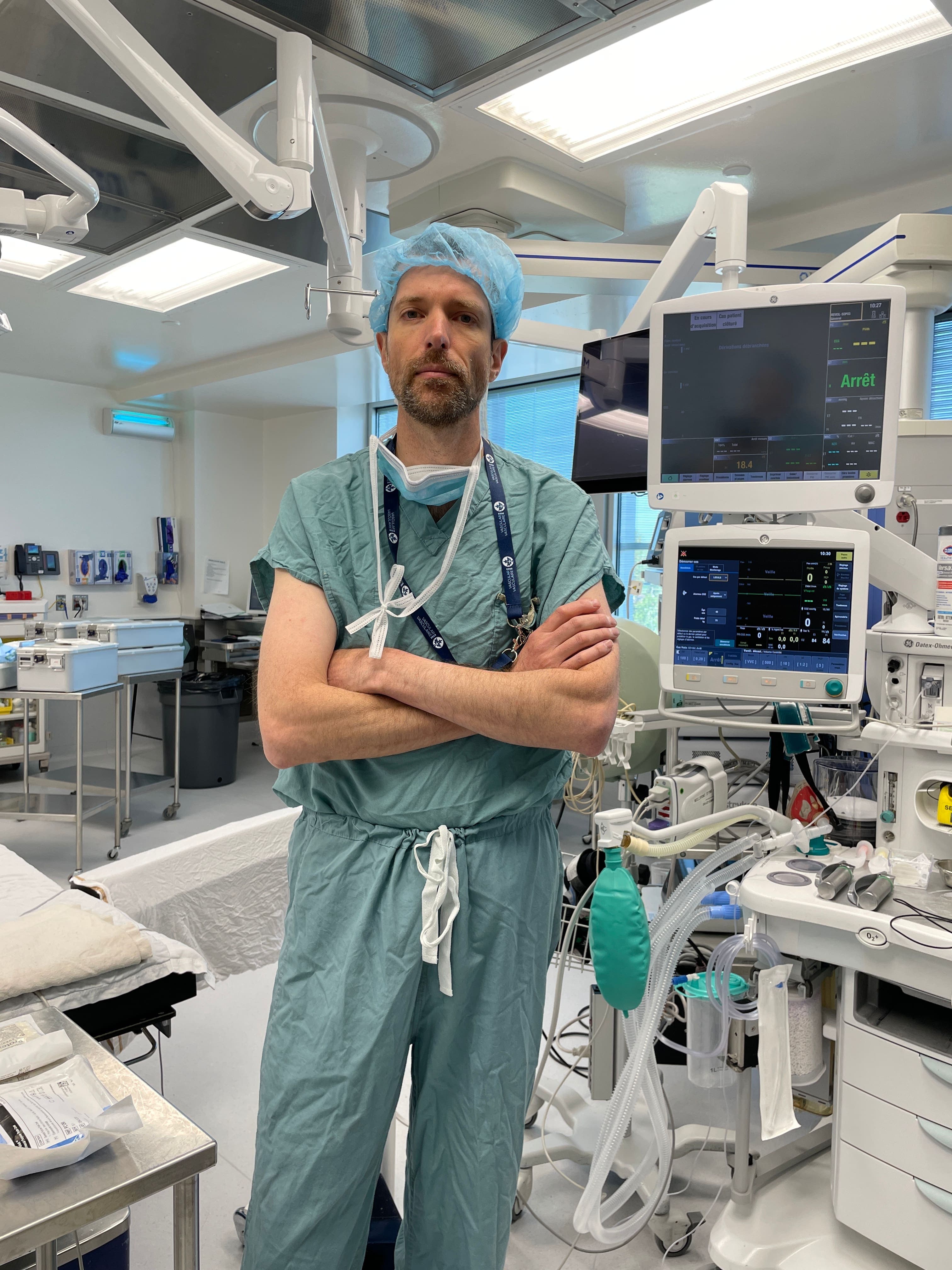 le Dr Trevor Hennessey, anesthésiste à l’hôpital de Gatineau, doit parcourir 600 km et aller à Roberval pour pouvoir travailler, faute de temps opératoire en Outaouais à cause de la pénurie de personnel. COURTOISIE (Dr Hennessey)