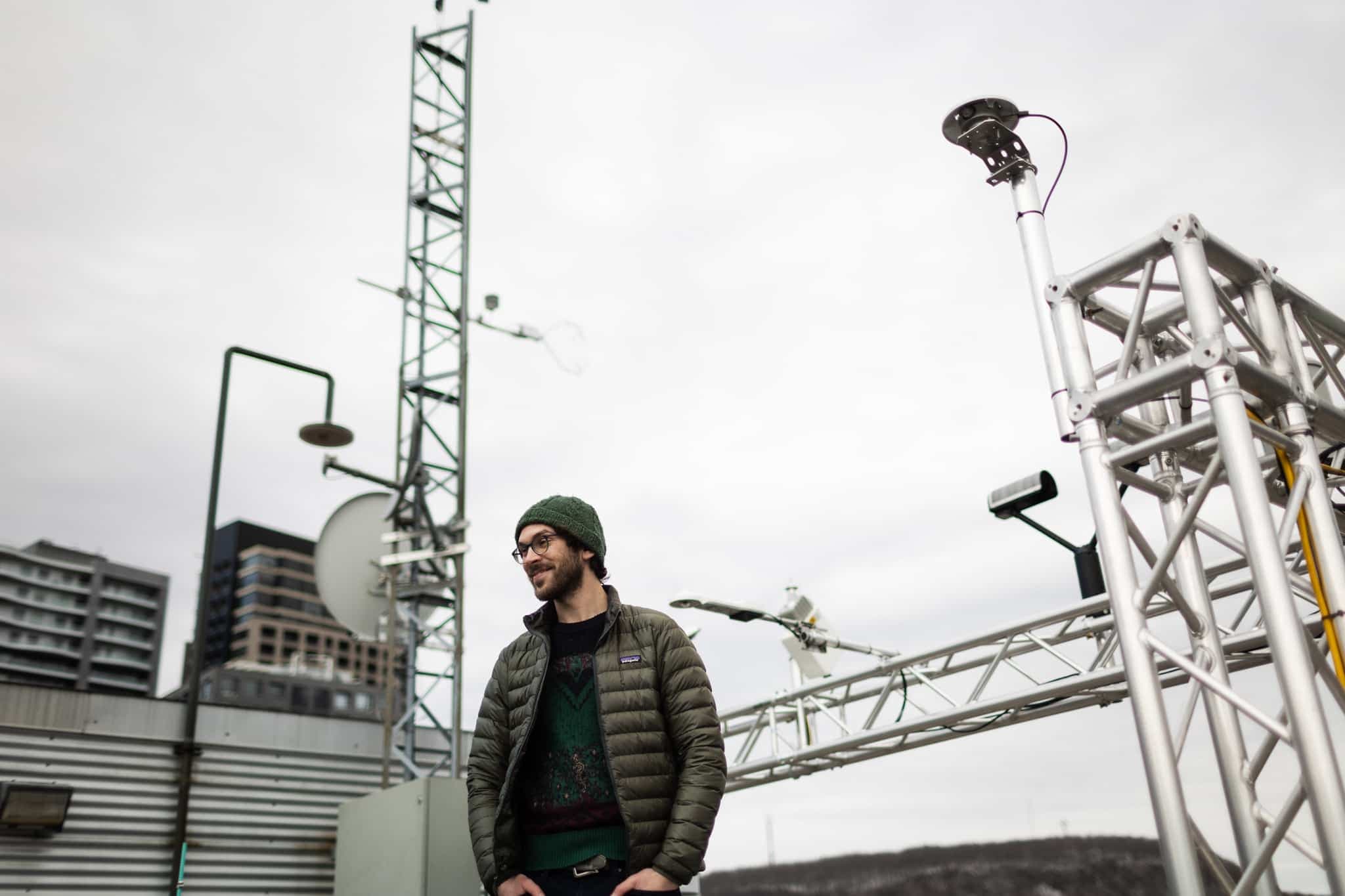 Mathieu Lachapelle sur le toit du pavillon Président-Kennedy de l'UQAM.