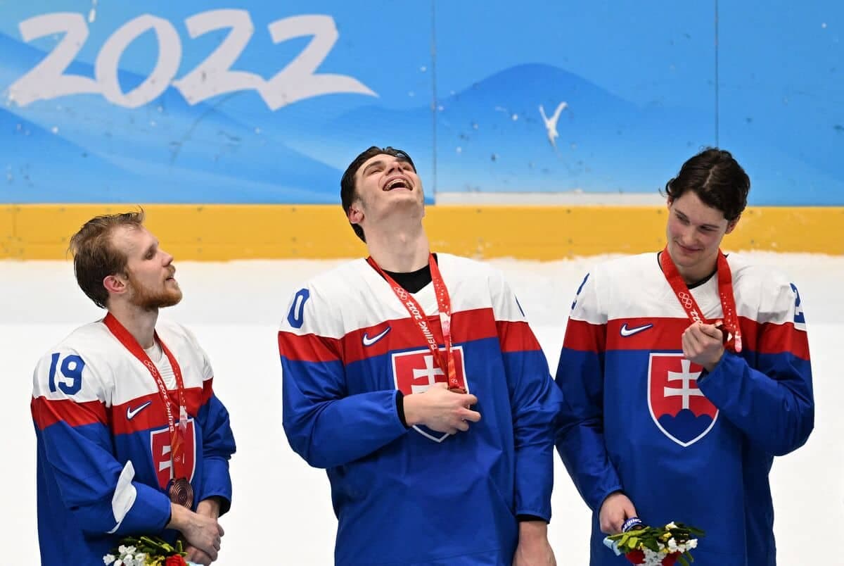 Slafkovský a contribué à la conquête de la médaille de bronze de la Slovaquie avec une récolte de sept buts lors des Jeux olympiques de Pékin.