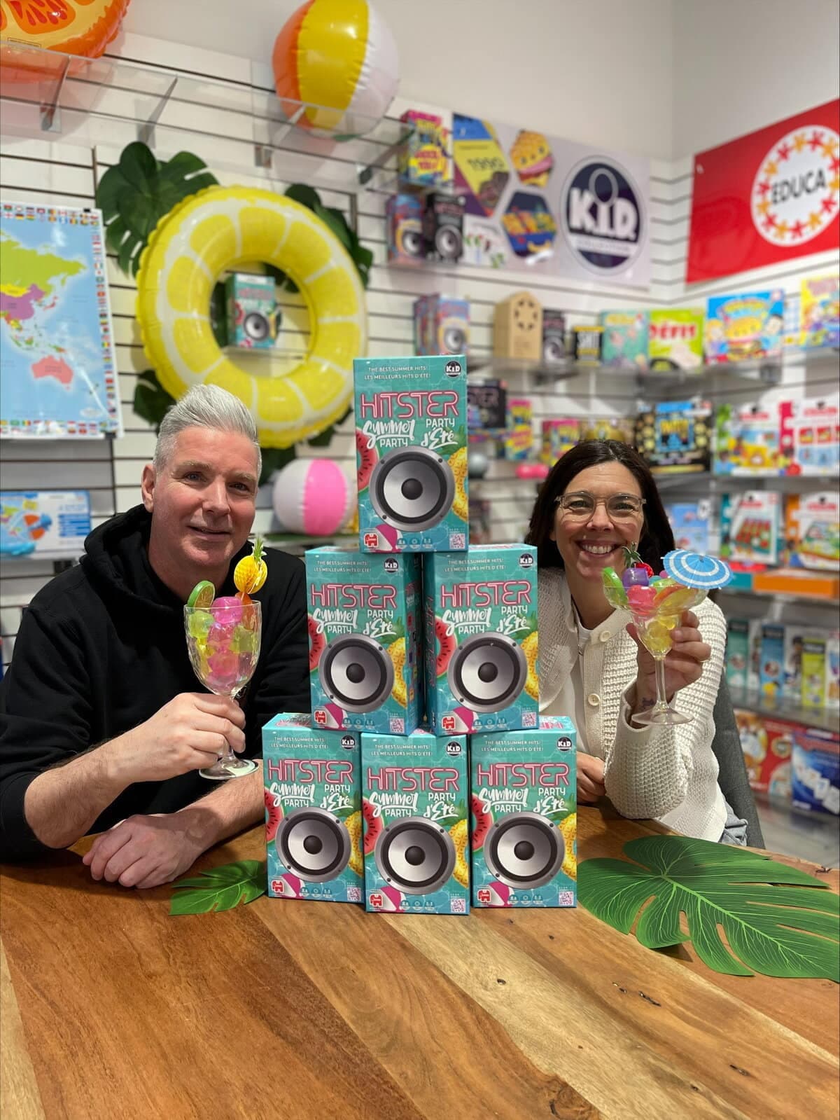 L’animateur Rej Laplanche et la représentante du distributeur canadien de Hitster, Jouet K.I.D., Jinny Sanschagrin.