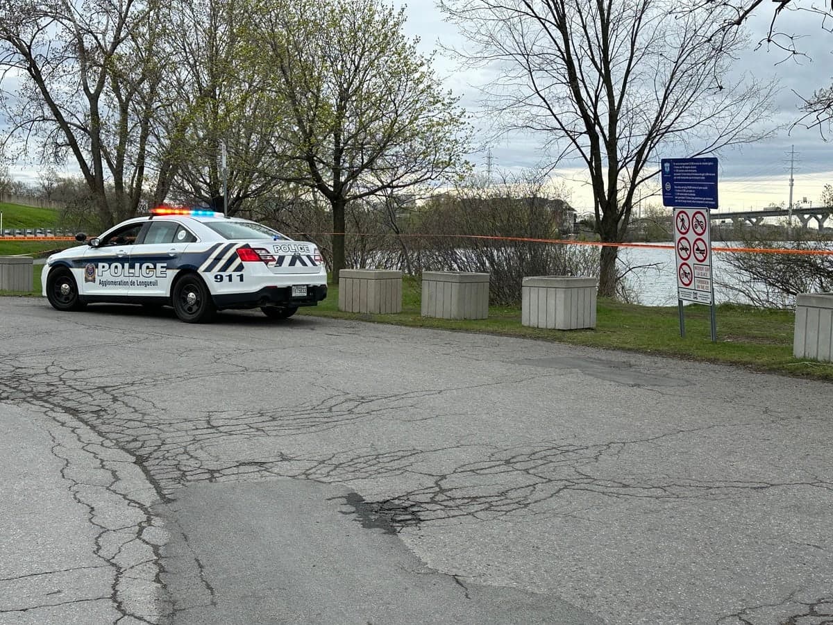 Le corps d'un homme a été retrouvé sur la berge du fleuve Saint-Laurent, a la hauteur du parc du Havre à Saint-Lambert, le dimanche 30 avril 2023.
PHOTO THIERRY LAFORCE/AGENCE QMI