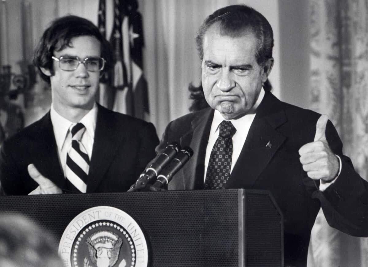 Sur cette photo d'archive prise le 9 août 1974 le 37e président des États-Unis, Richard Nixon, fait ses adieux au personnel de la Maison Blanche. À gauche se trouve son gendre David Eisenhower (petit-fils du président américain Dwight Eisenhower) qui est marié à sa fille Julie.