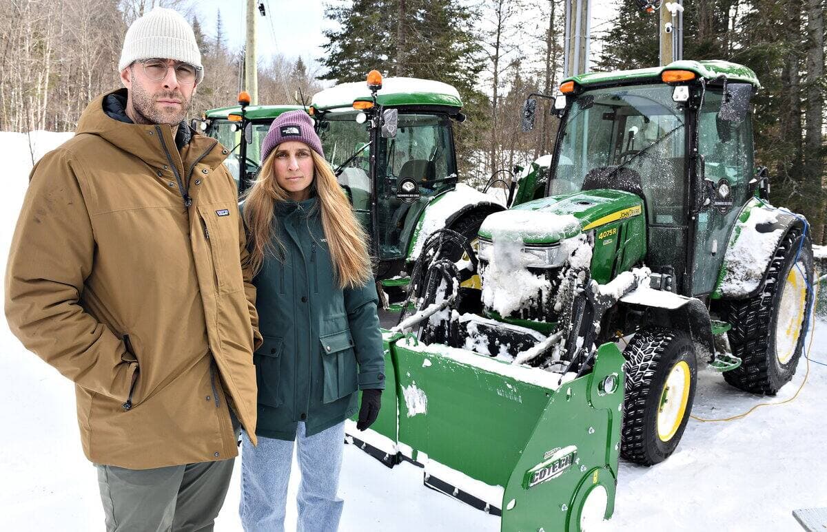 Dominique Lareau et Jessie Leclerc ont été victimes de sabotage juste avant la tempête de dimanche. De l'urée a été versée dans le réservoir à essence de leur tracteur de déneigement à Sainte-Brigitte-de-Laval.