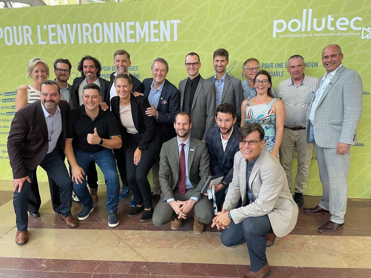 Le maire de Québec, Bruno Marchand, et le pdg de Québec International, Carl Viel (en haut au centre), accompagnés de la délégation d'entreprises de Québec, au salon Pollutec.