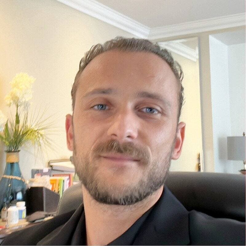 Arsen Arutyunyan, un avocat en droit immobilier en début de carrière, a récemment été radié d’urgence en raison de graves accusations criminelles et parce qu’il aurait faussement prétendu travailler pour une firme de juristes chevronnés.