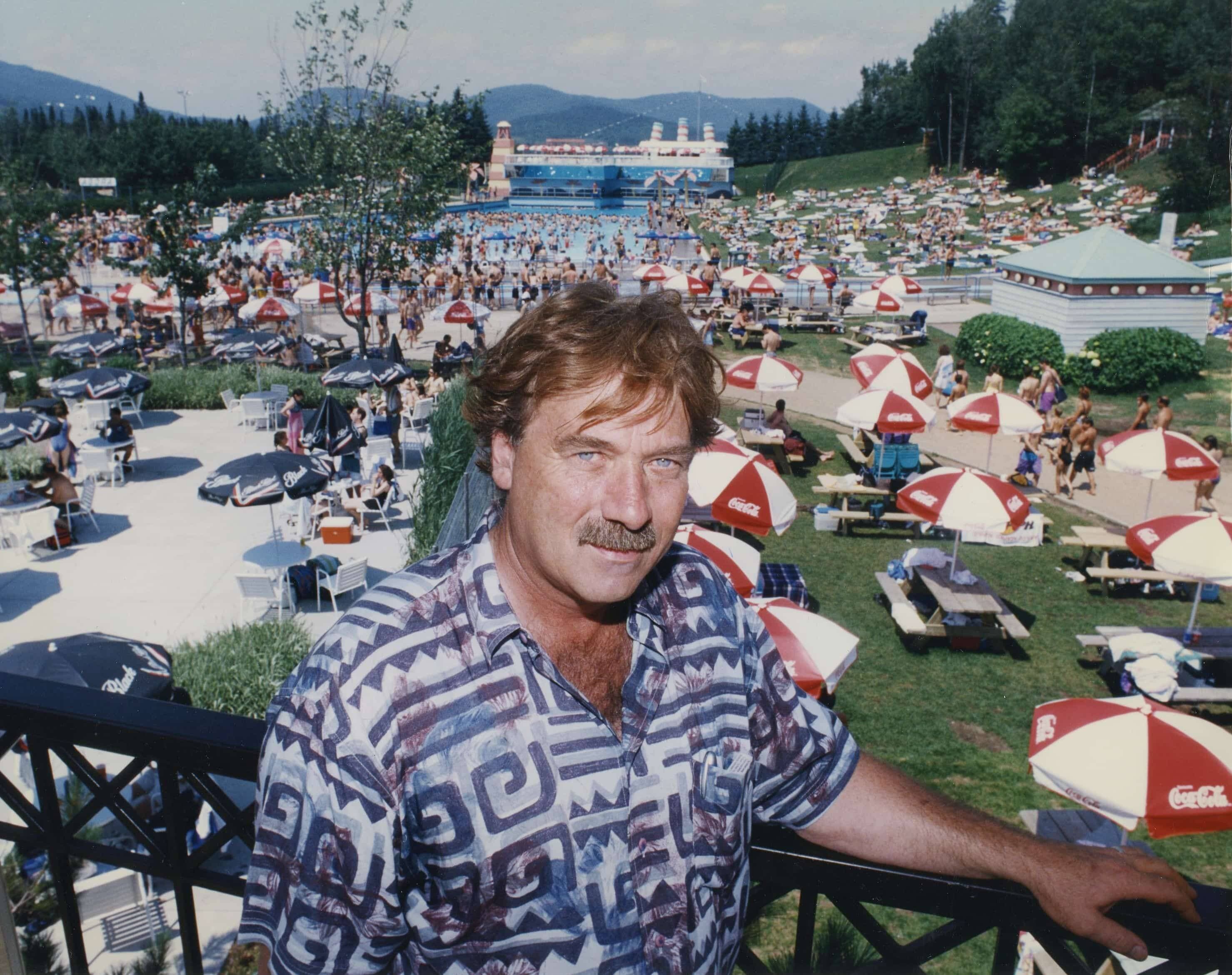 Guy Drouin devant la piscine à vagues en 1998