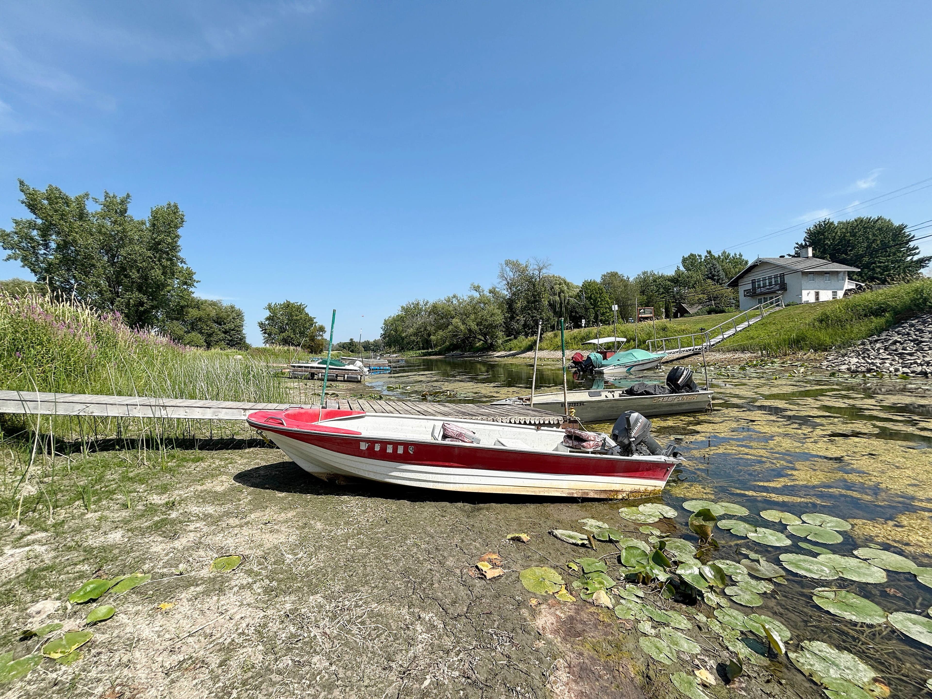 Le niveau de l’eau est trop bas pour que ces bateaux puissent être mis à l’eau dans ce chenal de Sainte-Anne-de-Sorel.
