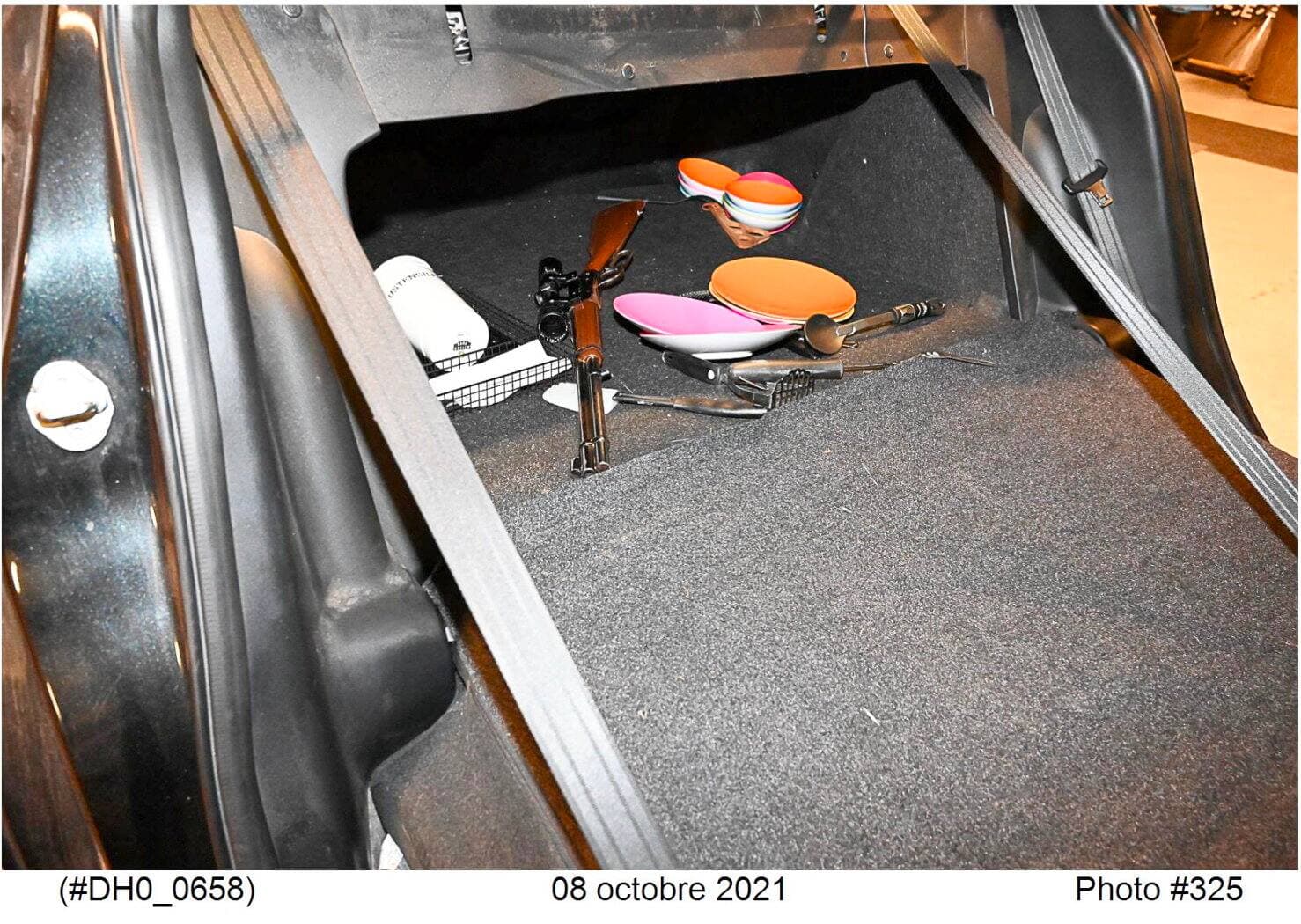 Une arme à feu retrouvée par les policiers dans le coffre de la Mazda3 du suspect, qui a été saisie sur la rue des Pommiers, à Blainville.