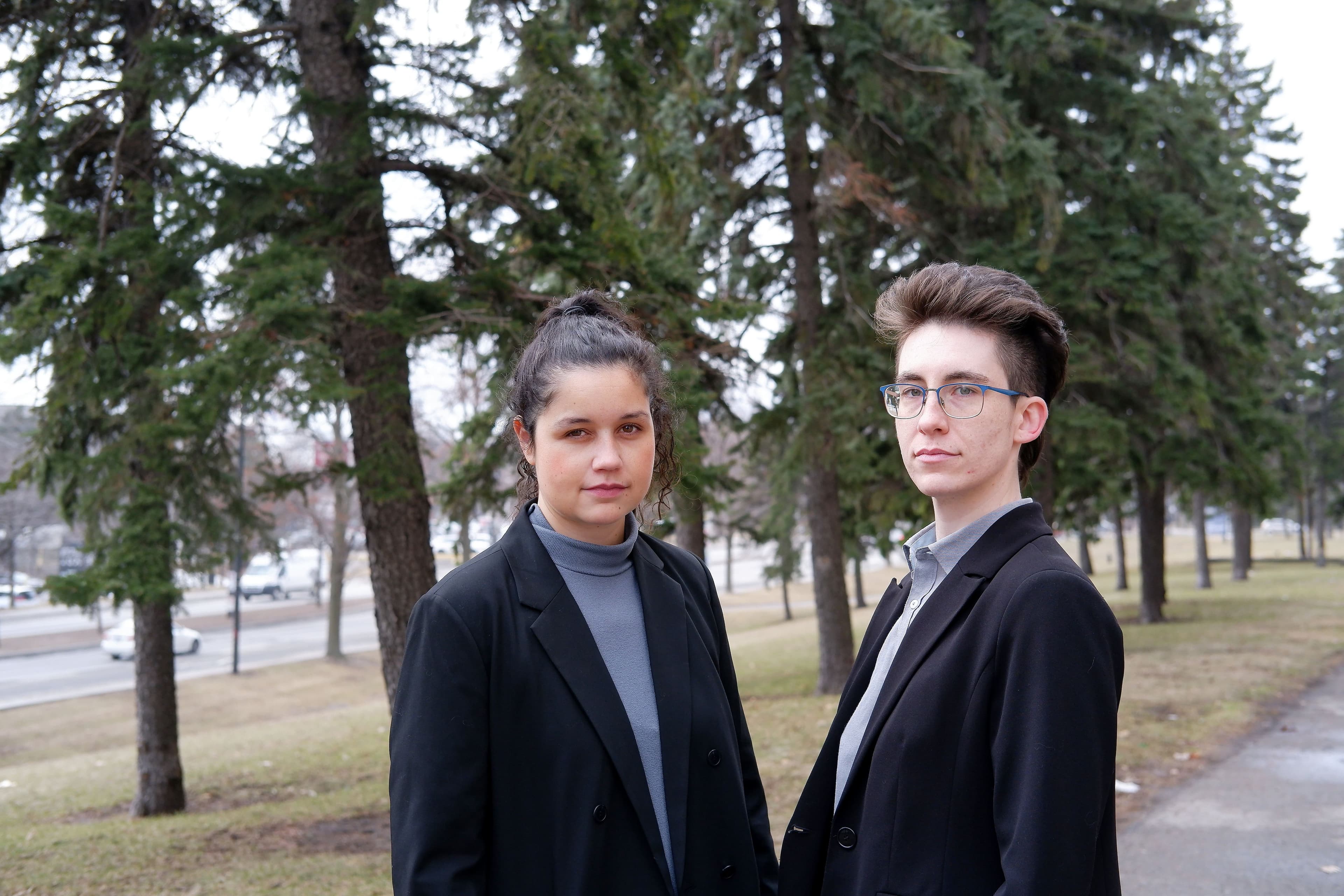 Me Kimmyanne Brown et Me Ré Poulin Ladouceur, avocats en droit du logement devant leurs bureaux, au Village olympique.