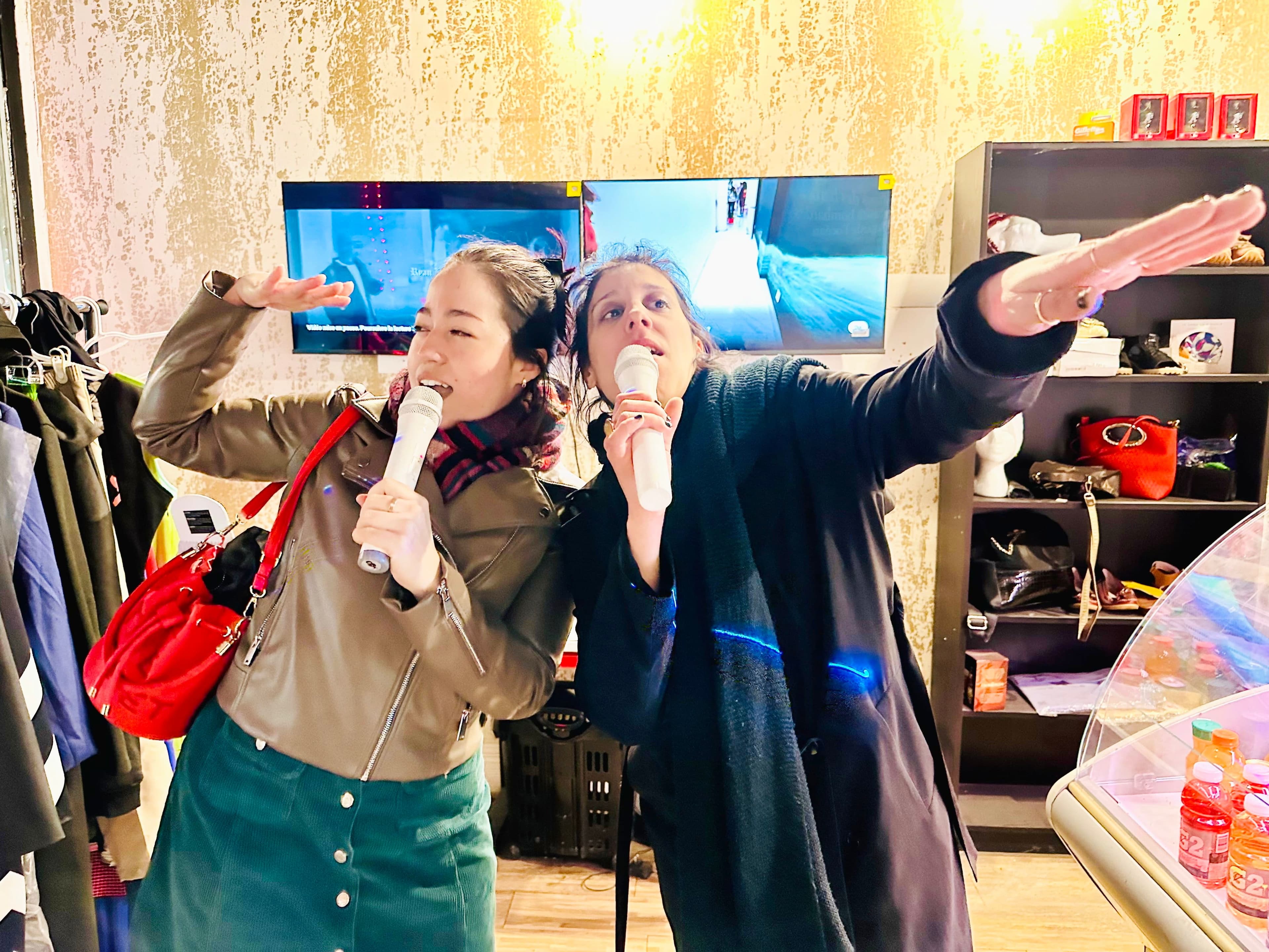 Zeltzin Adela Gonzalez Maciel et l’actrice Ines Talbi, une voisine du dépanneur karaoké, ont chanté «Voyage, voyage»… chanson qui n’a pas voulu me sortir de la tête pendant 72 h.