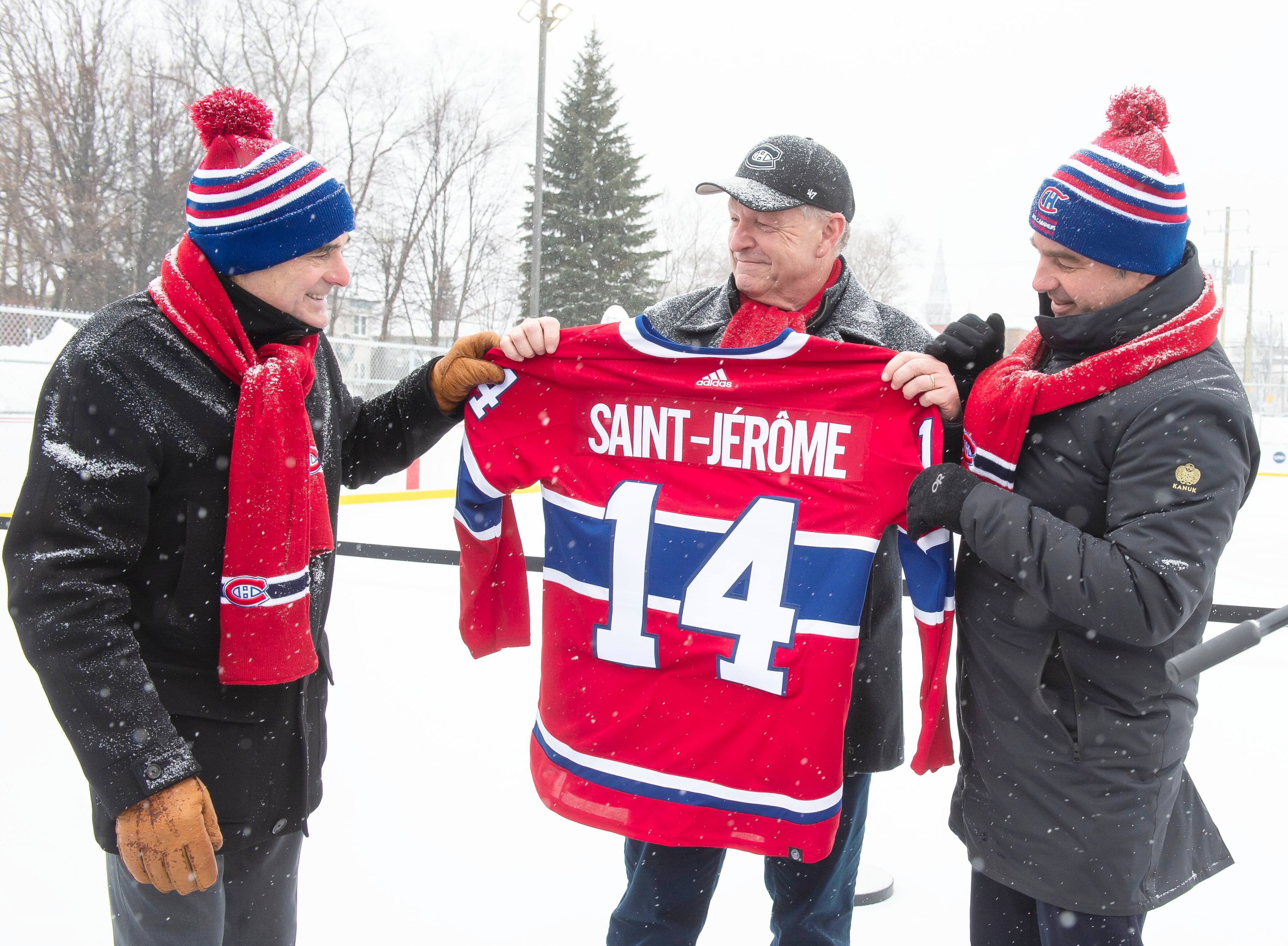 Pierre Boivin, Président du conseil d’administration, Fondation des Canadiens pour l’enfance, Marc Bourcier, maire de la ville de Saint-Jérôme et Geoff Molson, Propriétaire, président et chef de la direction, Club de hockey Canadien lors de l'inauguration officielle de la 14e patinoire communautaire de la Fondation des Canadiens pour l’enfance au Parc Honorine-Melançon . Saint-Jérôme, 16 janvier 2024. PIERRE-PAUL POULIN/LE JOURNAL DE MONTRÉAL/AGENCE QMI