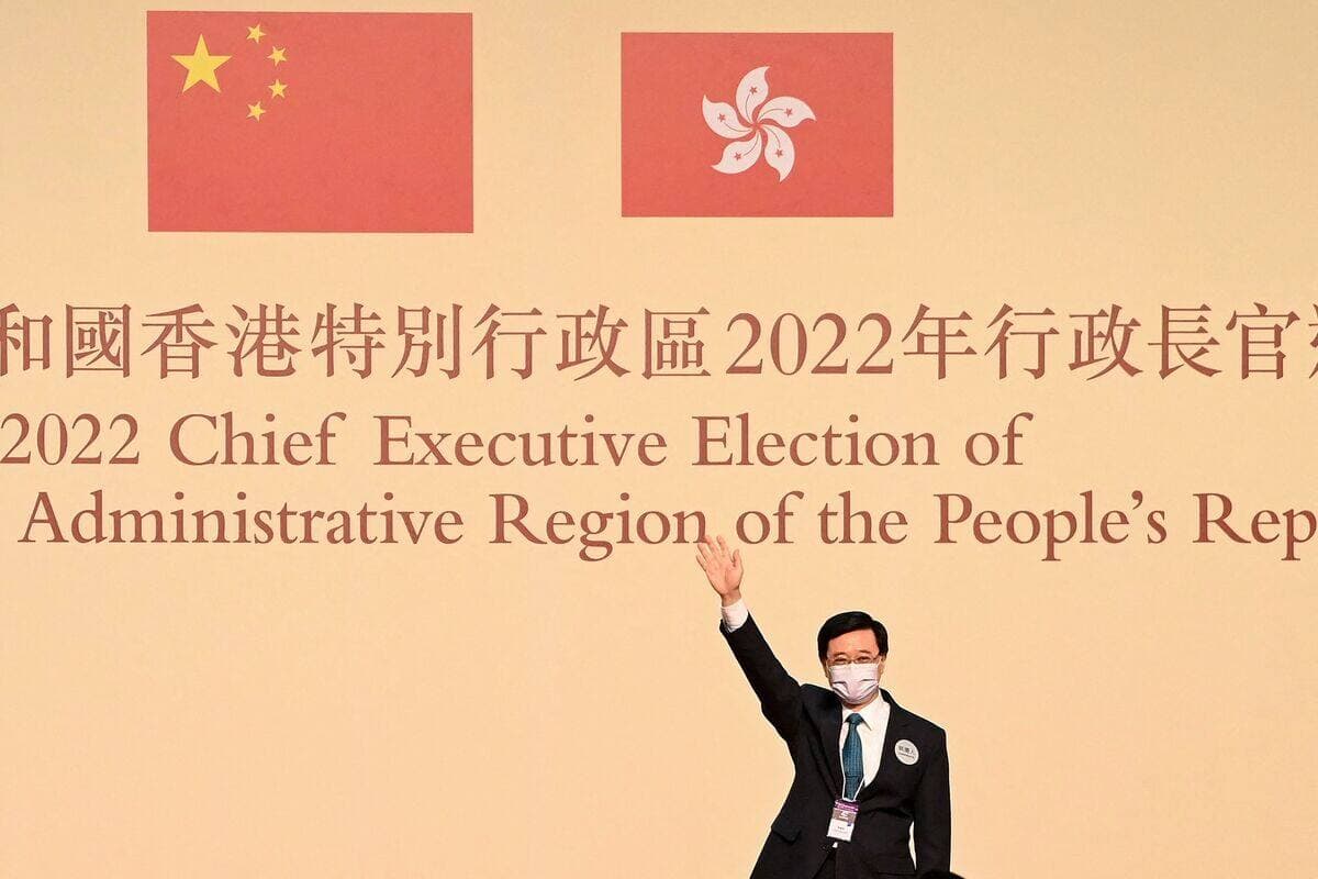 John Lee salue après être devenu le nouveau directeur général de la ville à Hong Kong le 8 mai 2022.