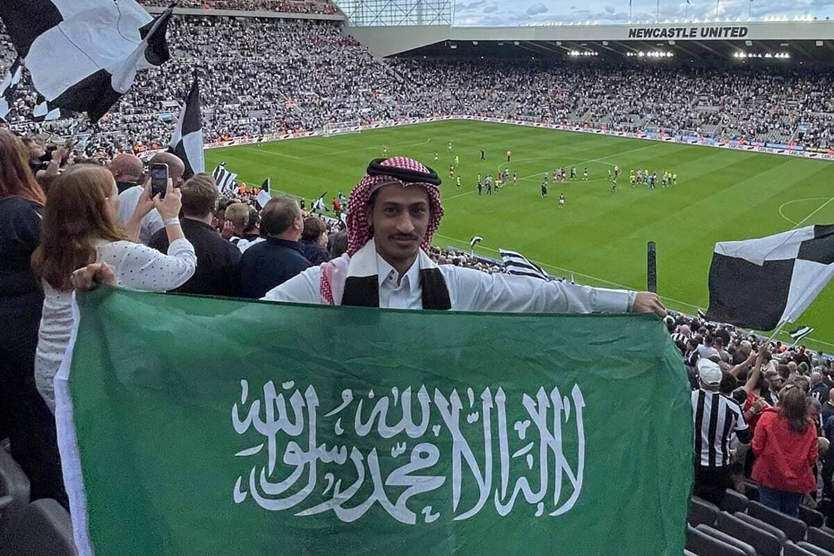 Un partisan de soccer déploie un drapeau d’Arabie saoudite au domicile de Newcastle United puisque le club anglais est la propriété du PIF.