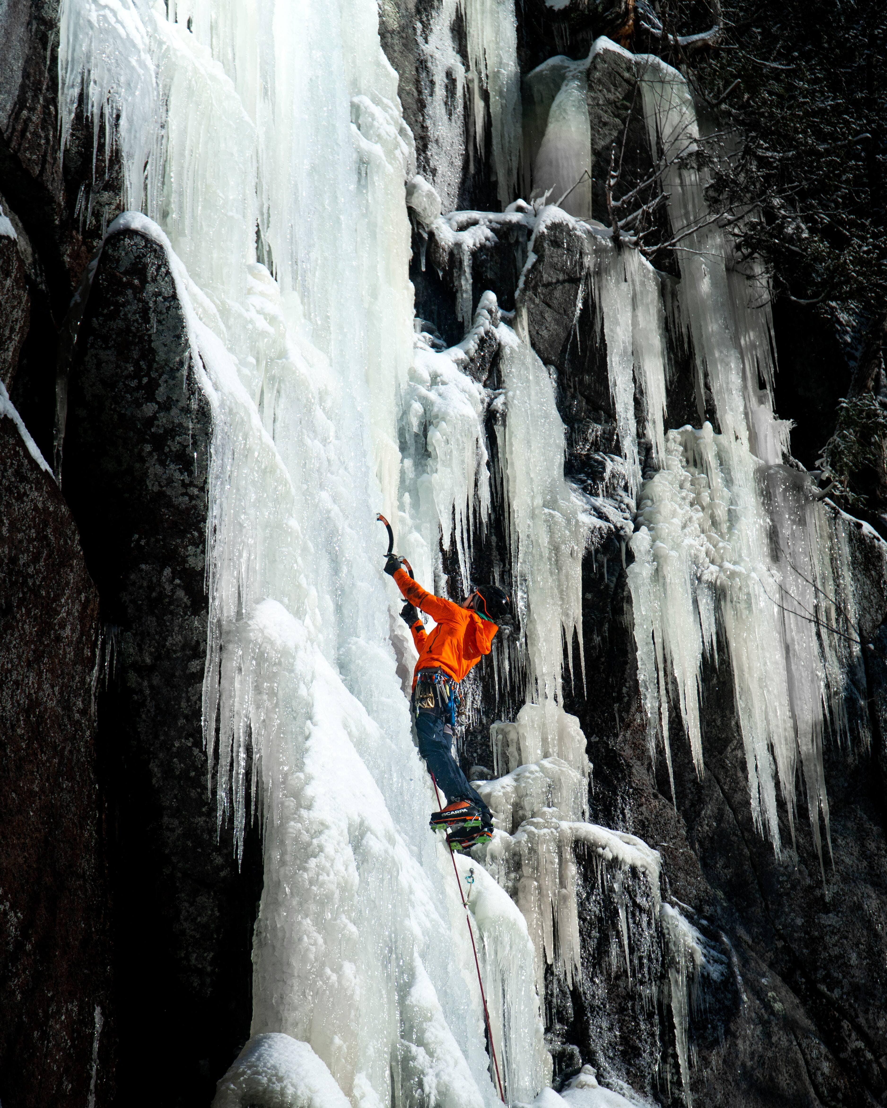 Il faut bien étudier la condition de la glace avant de s'aventurer sur une paroi l'hiver. Nommée «Magic Spot», cette paroi est située dans la vallée Bras-du-Nord, dans la région de Portneuf. Photo Jean-Michel Beaulieu