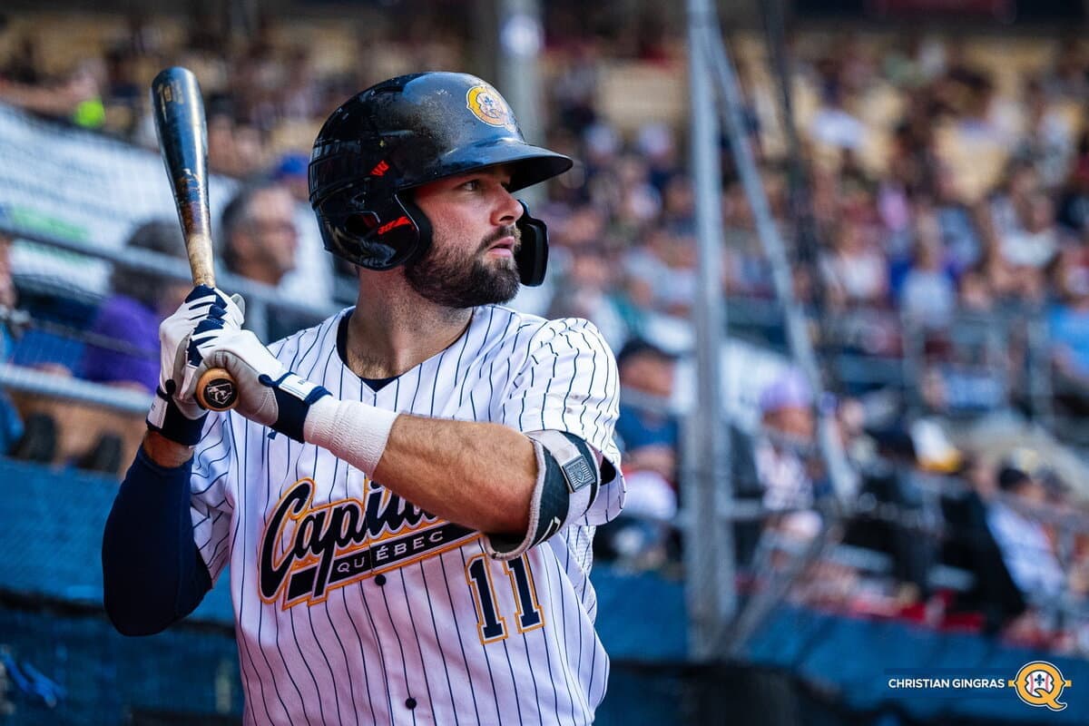 Kyle Crowl a fait résonner son bâton pour les Capitales avec deux coups de circuit.