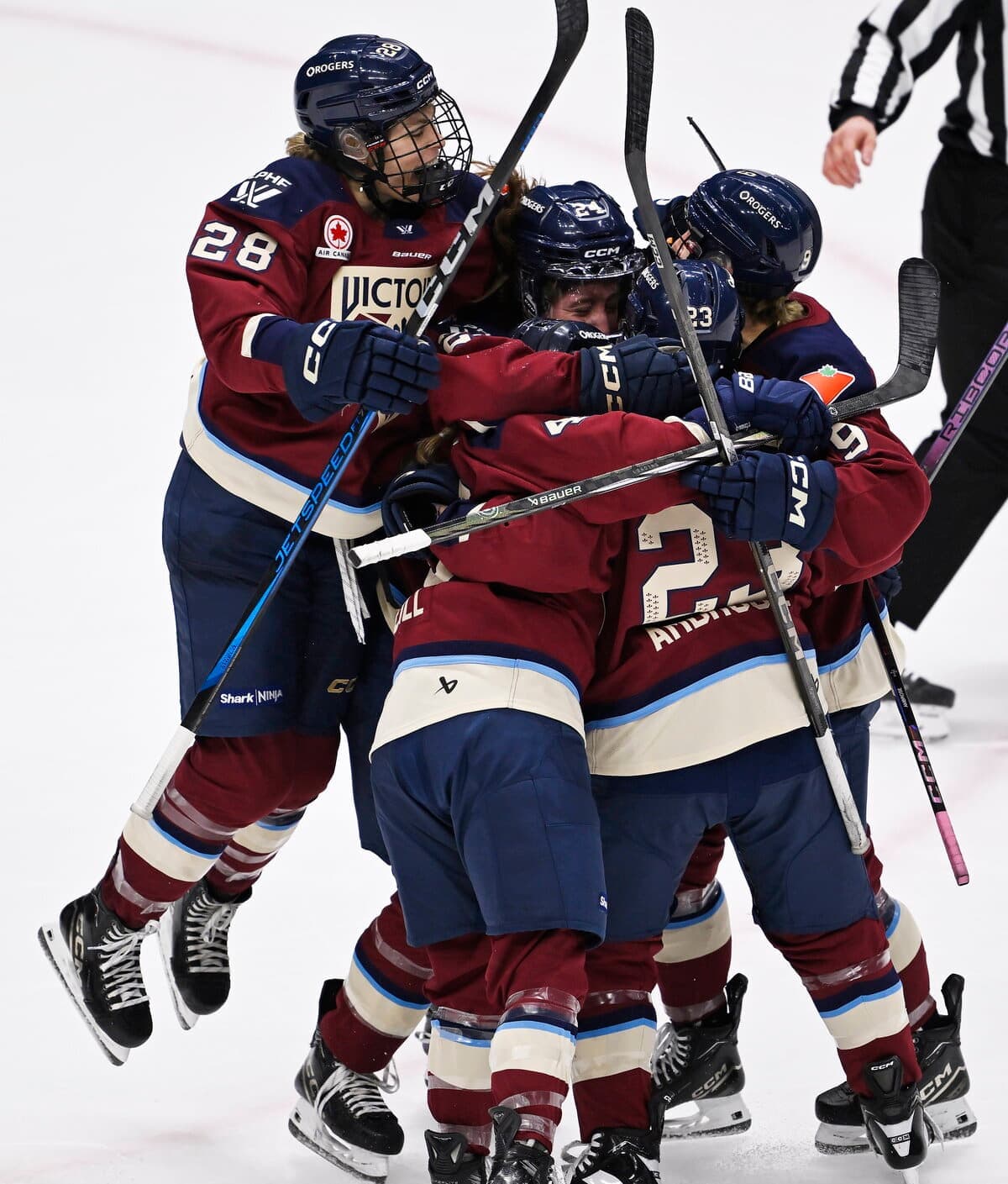 Catherine Dubois (numéro 28) célèbre son but lors du match de la Victoire de Montréal contre la Charge d’Ottawa, le 19 janvier, au Centre Vidéotron de Québec.