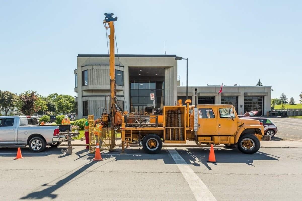 Des équipes de la STM pouvaient être aperçues dès cet été en train de faire des travaux de forage le long du futur prolongement de la ligne bleue.