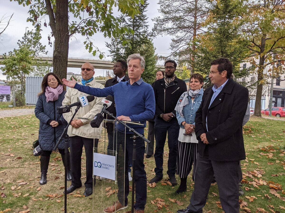 Le chef de Démocratie Québec, Jean Rousseau, et une partie de son équipe, mardi matin, lors d’une conférence de presse au sujet de l’itinérance, près du refuge Lauberivière dans le quartier Saint-Roch.