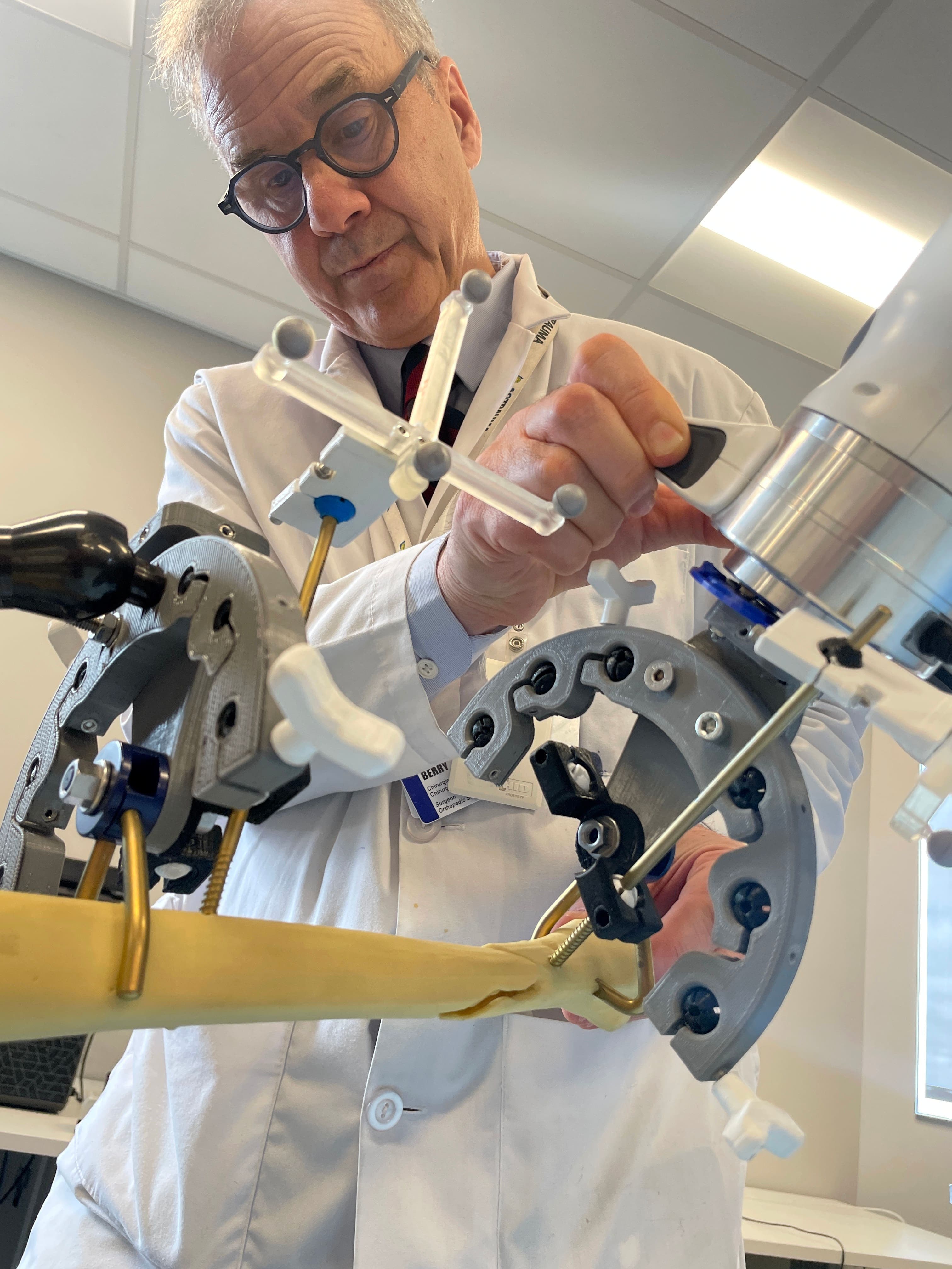 Le Dr Gregory Berry croit que les technologies médiales amélioreront la chirurgie orthopédique.