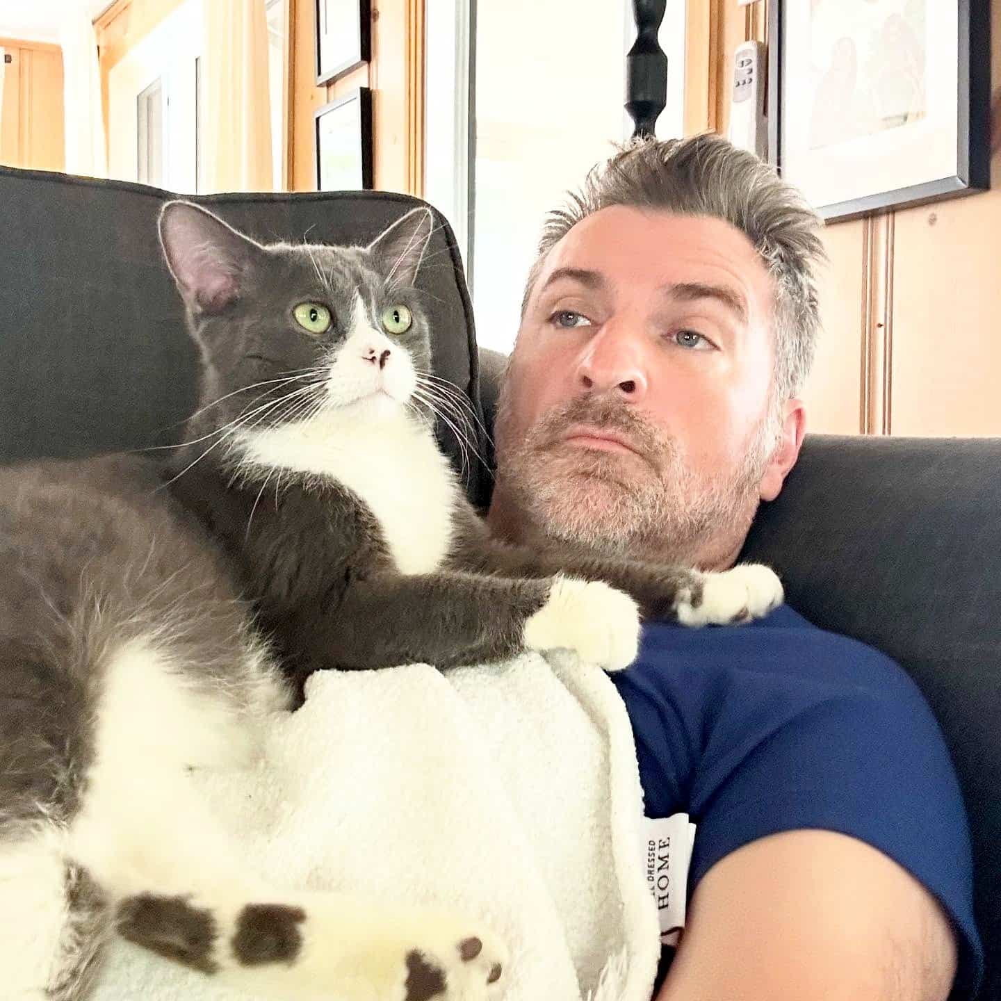 L'humoriste Jean-Thomas Jobin et son nouveau chat, Laurier-Station.