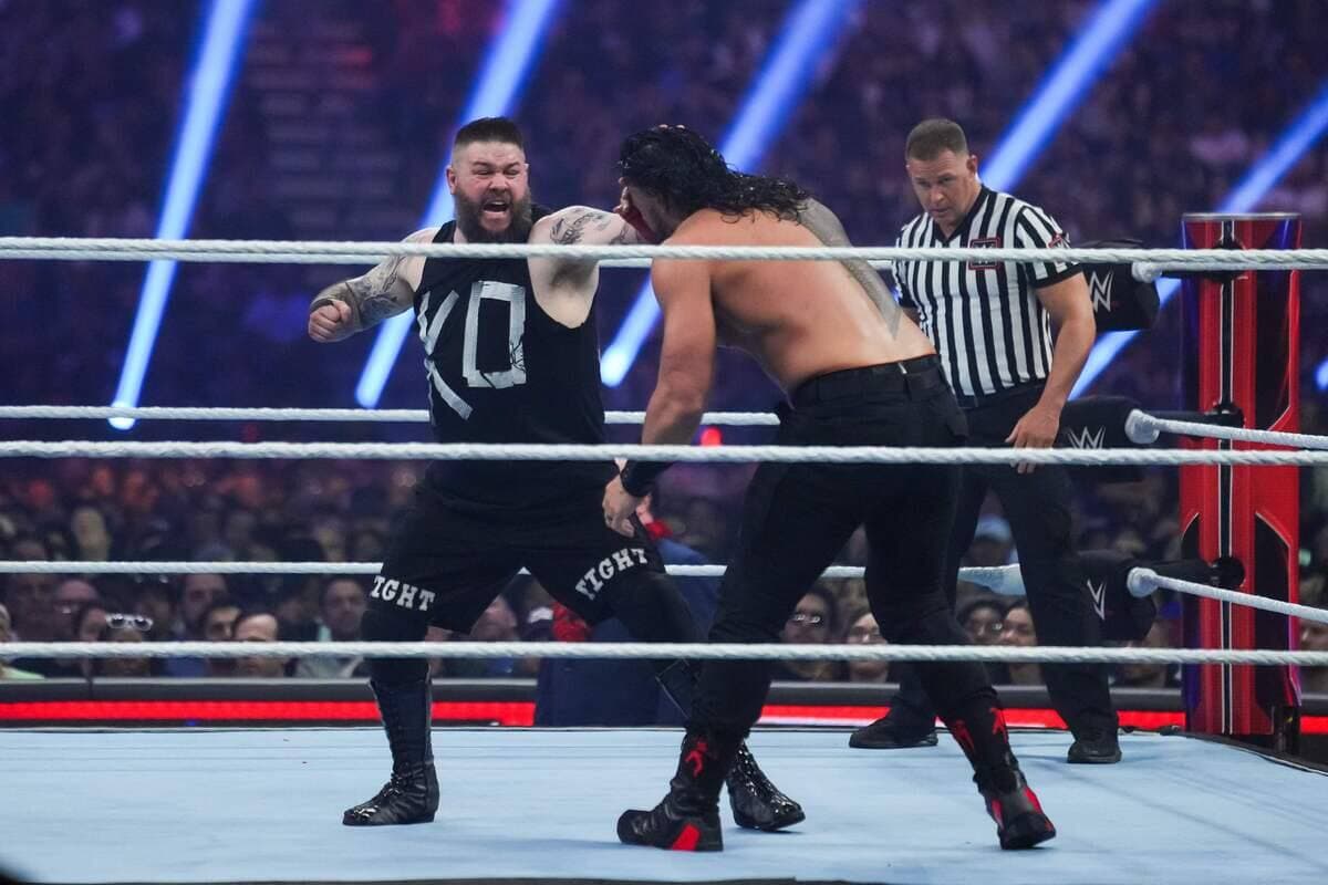 Roman Reigns et Kevin Owens sur le ring à San Antonio, au Texas, en janvier dernier.
