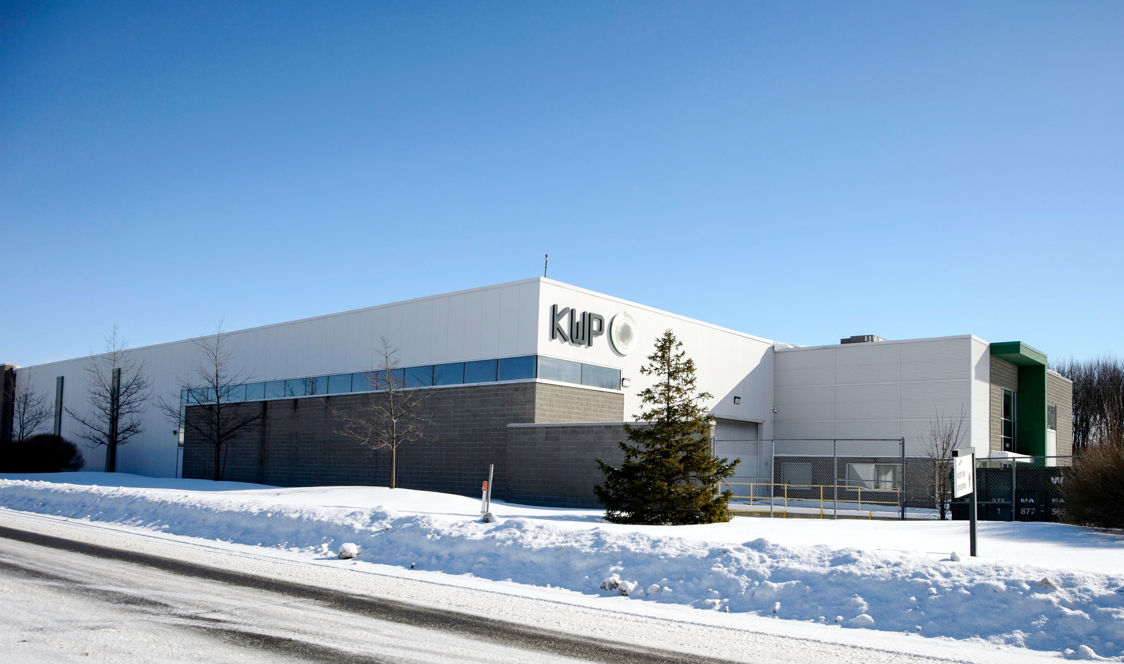 Saint-Gobain a mis la clé sous la porte de son usine KWP, de Terrebonne. Près de 70 travailleurs, anciennement à l’embauche de Kaycan, ont perdu leur emploi.