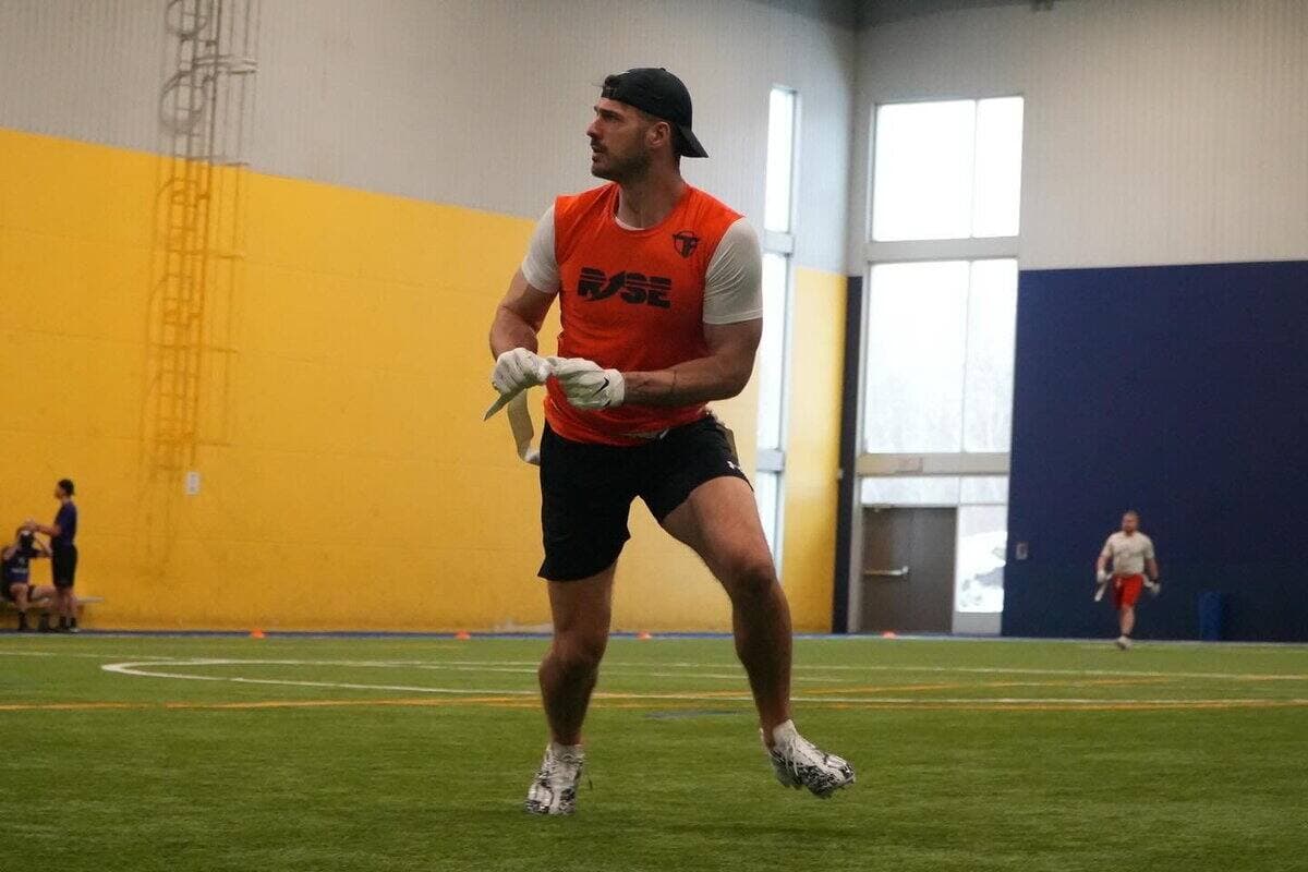 Après une carrière dans la NFL de 2017 à 2023, Antony Auclair est à l’entraînement pour tenter de se tailler une place au sein de l’équipe canadienne de flag football.