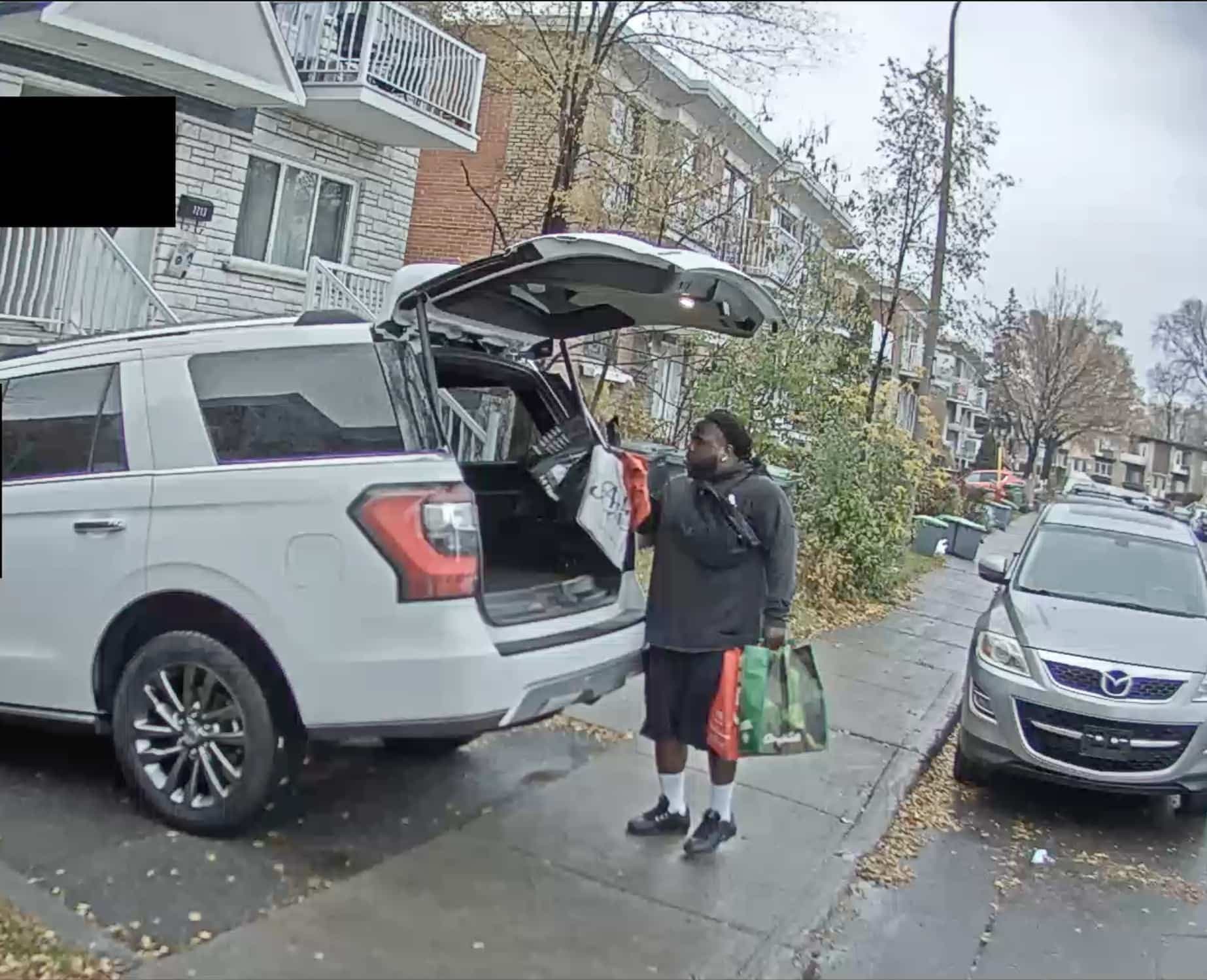 Kepler Philogène, un ex-joueur de football du Rouge et Or de l’Université Laval, est filmé par la police de Montréal en train de charger le coffre arrière d’un véhicule de plusieurs sacs remplis d’argent provenant de la vente de drogue, sur la rue Pothier, en novembre 2021. COURTOISIE