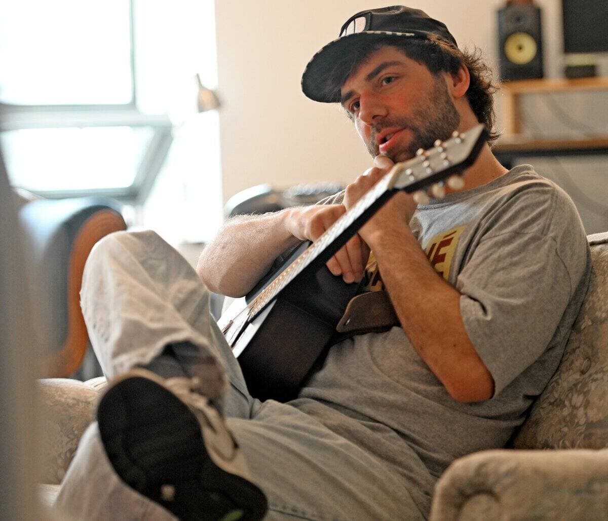 Jérôme 50 lance l'album «Anarcolique», dans lequel sa musique prend un virage punk-rock-ska.