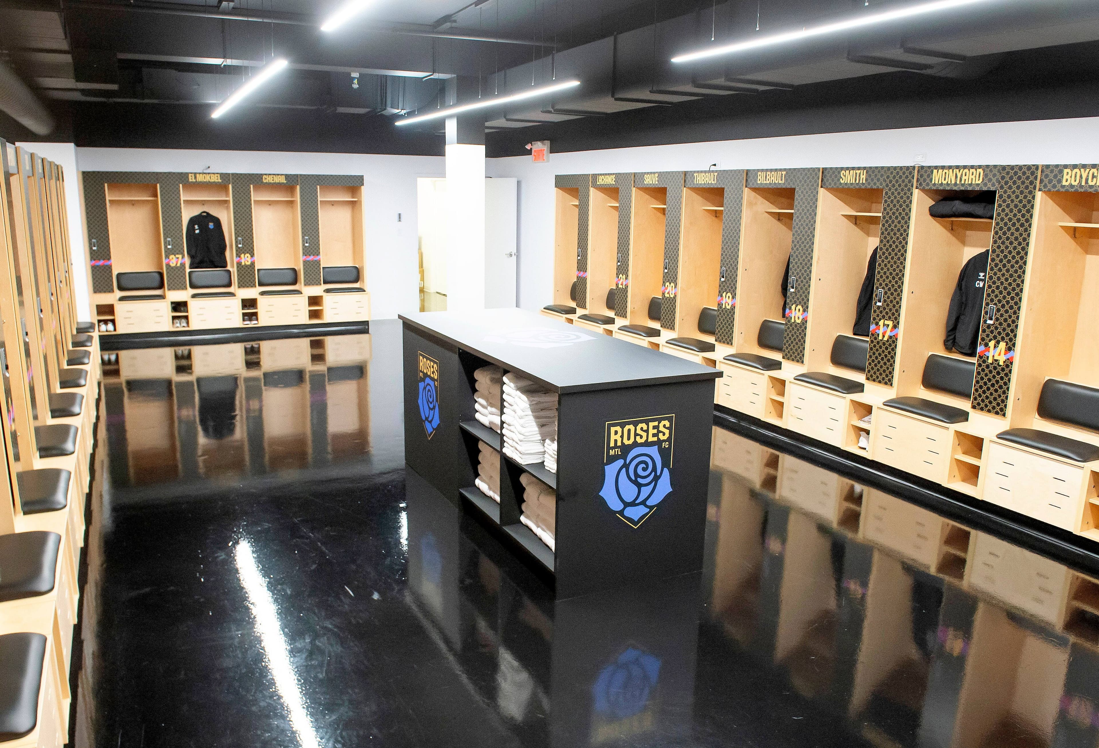 Le vestiaire tout neuf des Roses de Montréal, de la Super Ligue du Nord, nouveau circuit professionnel de soccer féminin du Canada.
