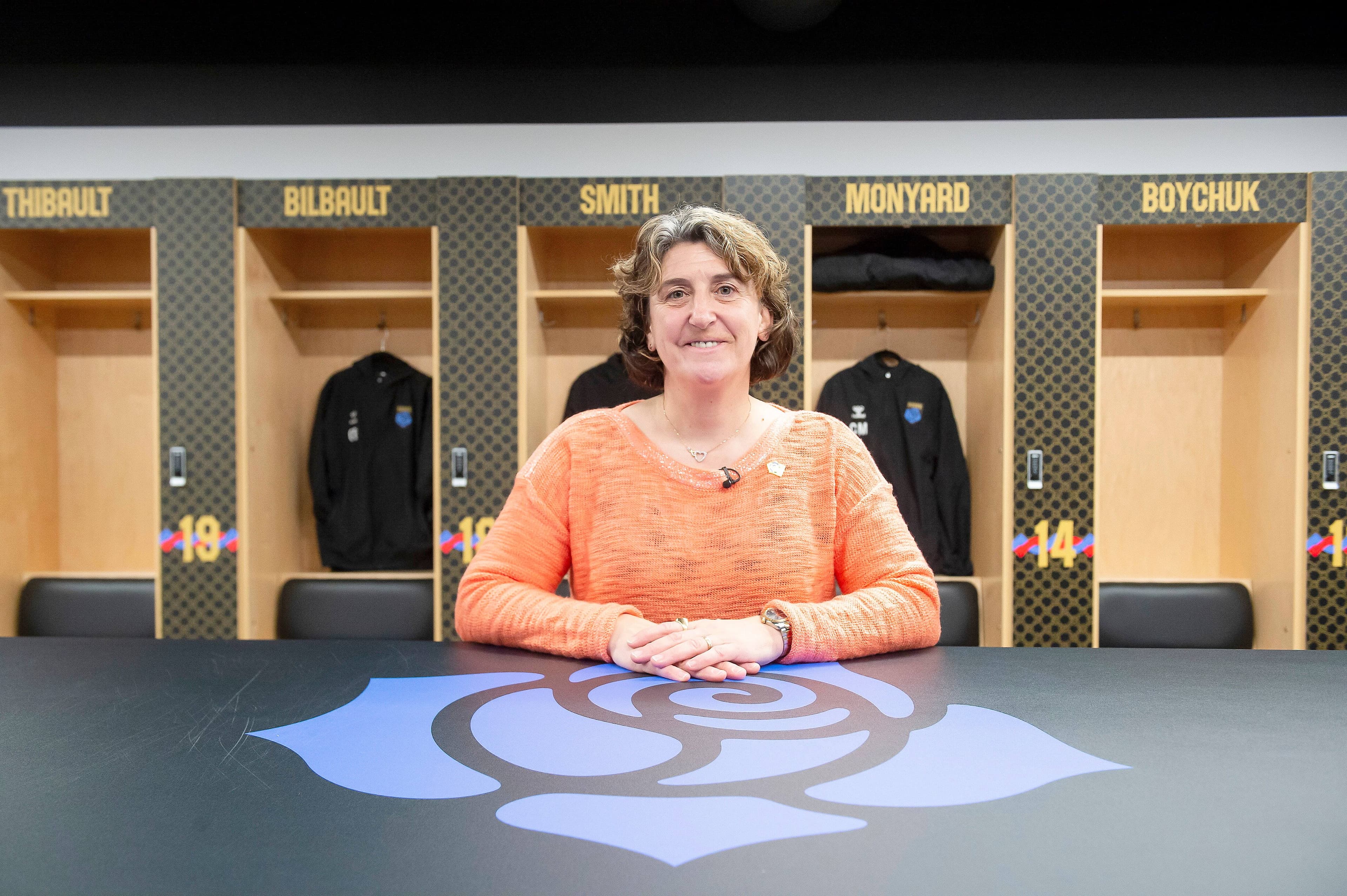 Marinette Pichon, directrice sportive des Roses de Montréal, pose dans le vestiaire de l'équipe de la Super Ligue du Nord, un nouveau circuit professionnelle féminin de soccer au Canada.